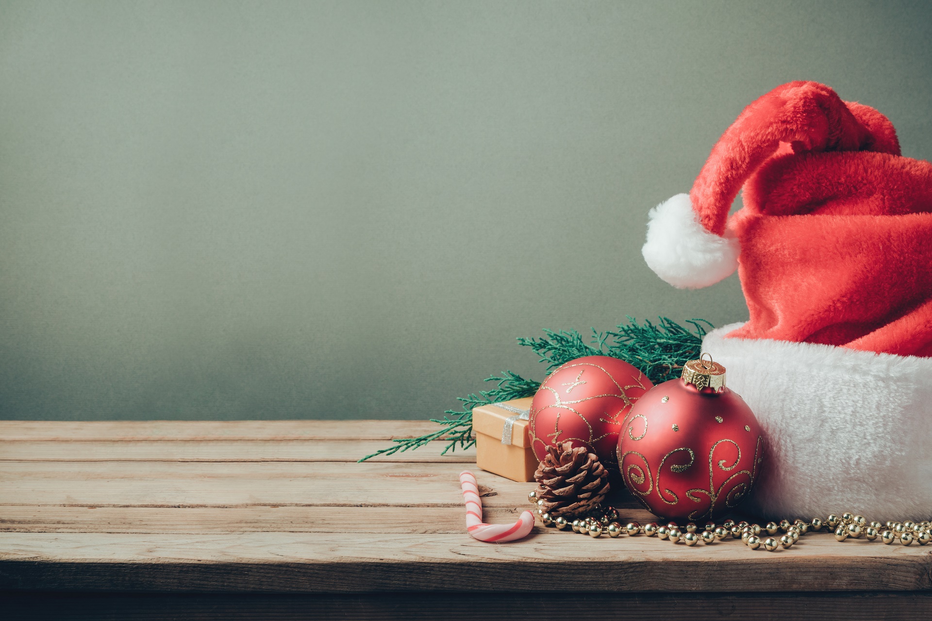 Baixar papel de parede para celular de Natal, Enfeites De Natal, Feriados, Gorro Do Papai Noel gratuito.