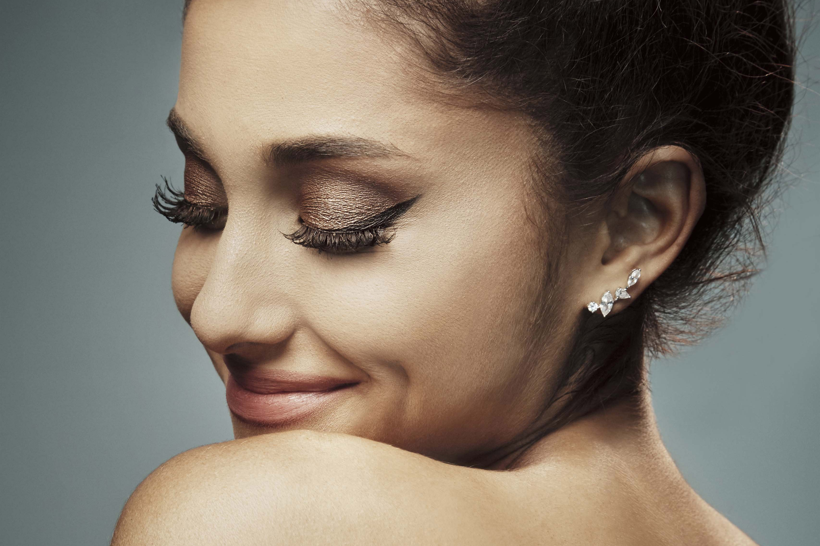 Free download wallpaper Close Up, Singer, Face, Brunette, Celebrity, Ariana Grande on your PC desktop