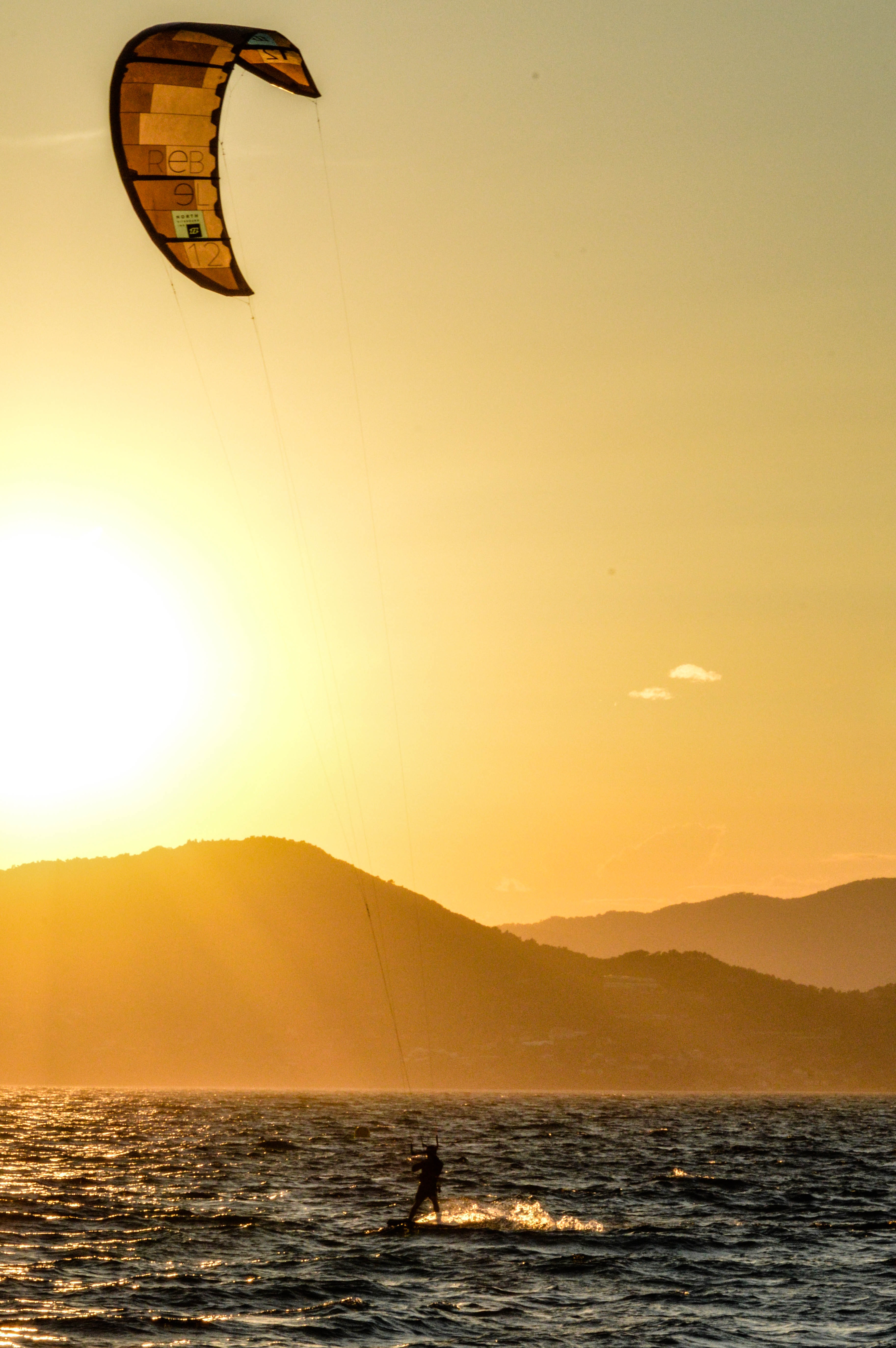 119216 télécharger l'image éblouissement, kitesurf, sport, coucher de soleil, mer, éclat, humain, personne, kite surf - fonds d'écran et économiseurs d'écran gratuits