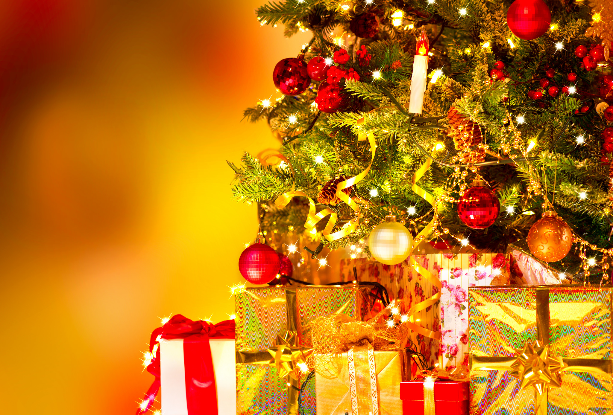 774756 скачать обои золотой, подарки, праздничные, рождество, рождественская елка - заставки и картинки бесплатно