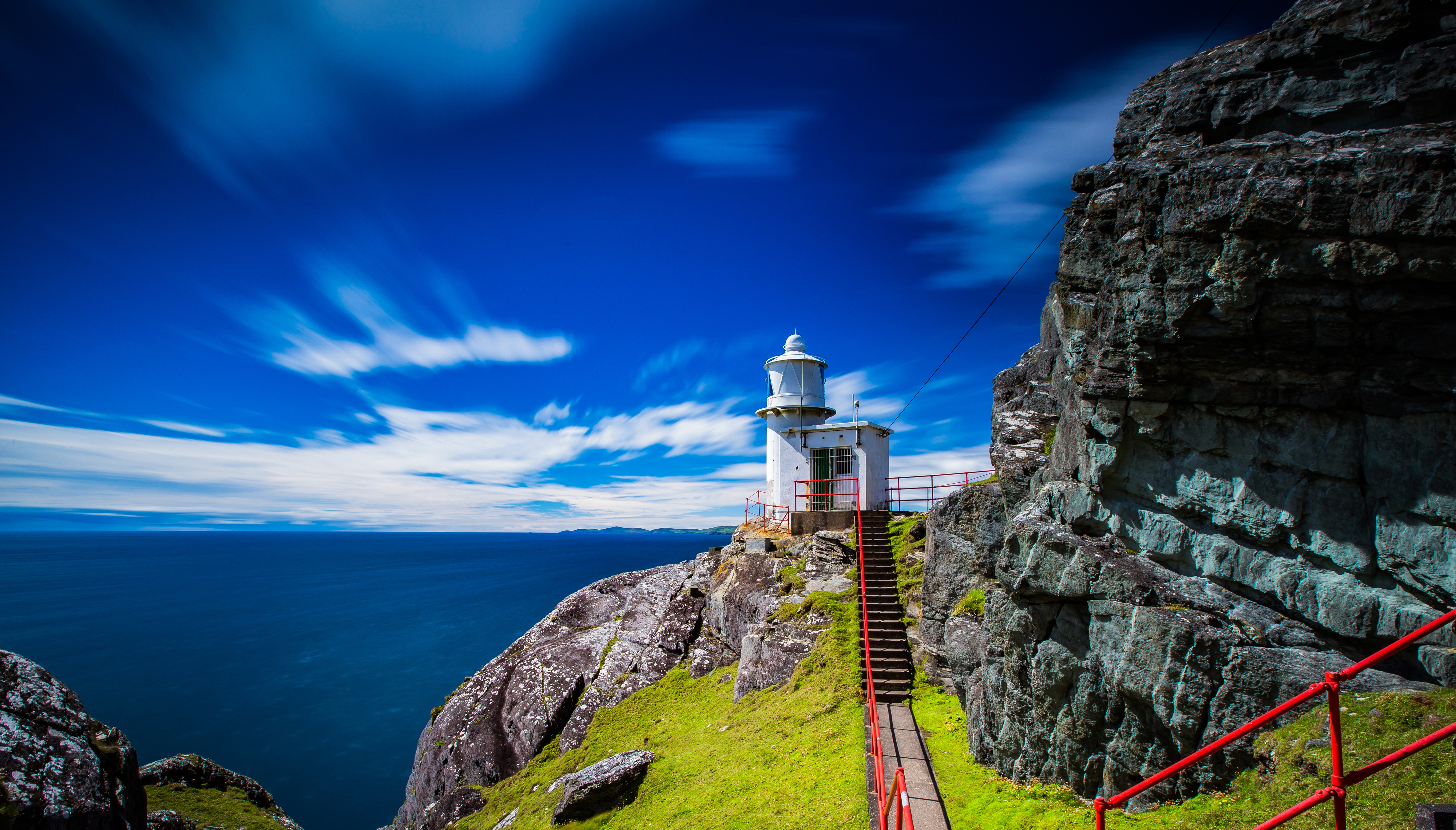 840704 скачать картинку ирландия, море, сделано человеком, маяк, горизонт, океан, небо, лестница, камень - обои и заставки бесплатно