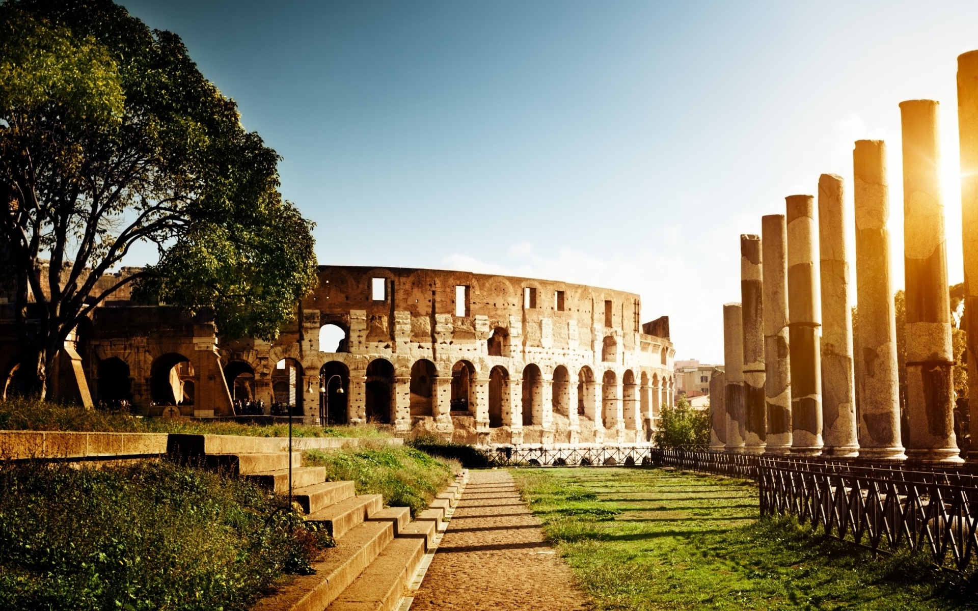 Laden Sie das Kolosseum, Italien, Ruinen, Rom, Monumente, Menschengemacht-Bild kostenlos auf Ihren PC-Desktop herunter