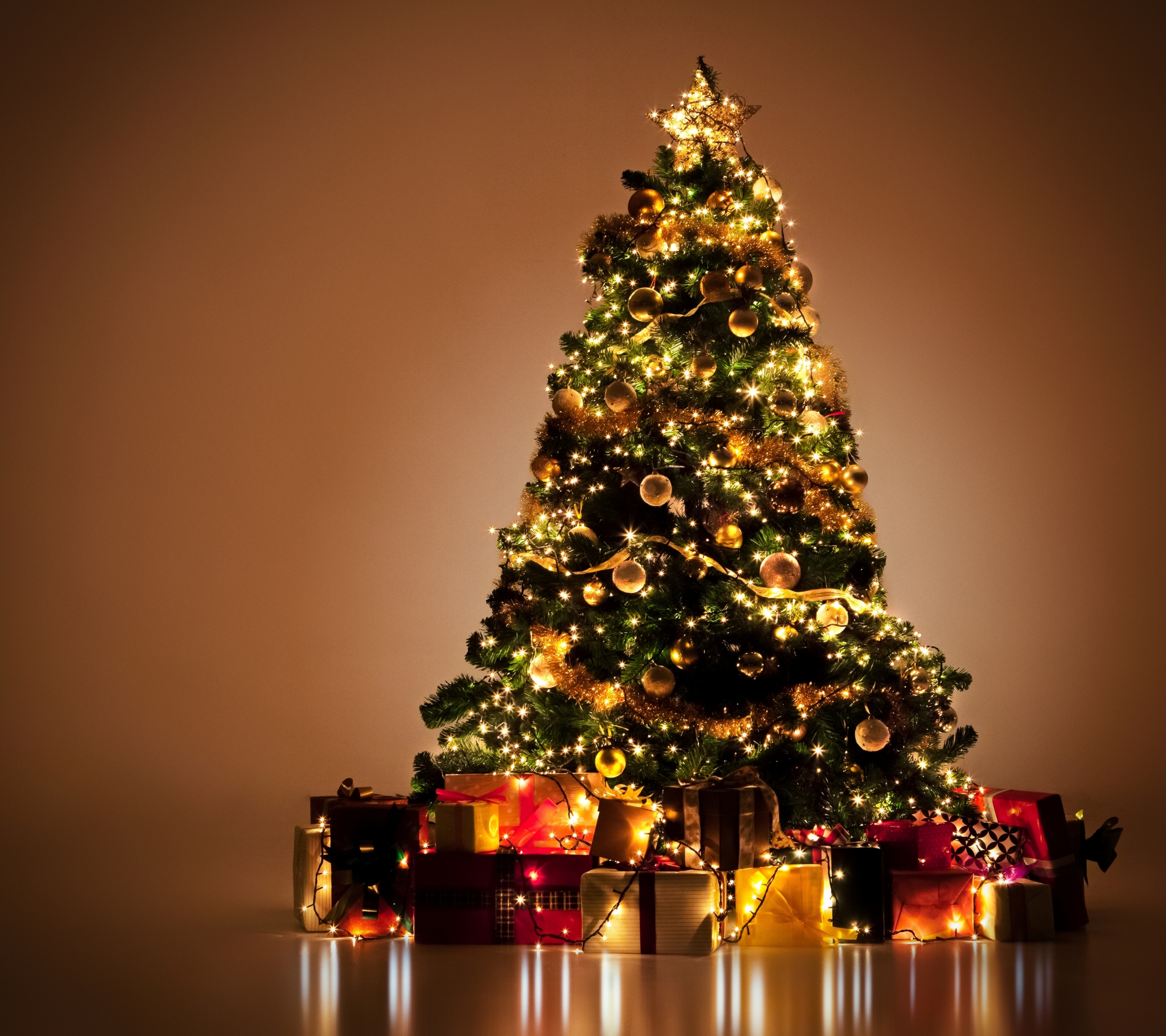 Téléchargez des papiers peints mobile Noël, Vacances, Cadeau, Décorations De Noël, Sapin De Noël, Lumières De Noël gratuitement.