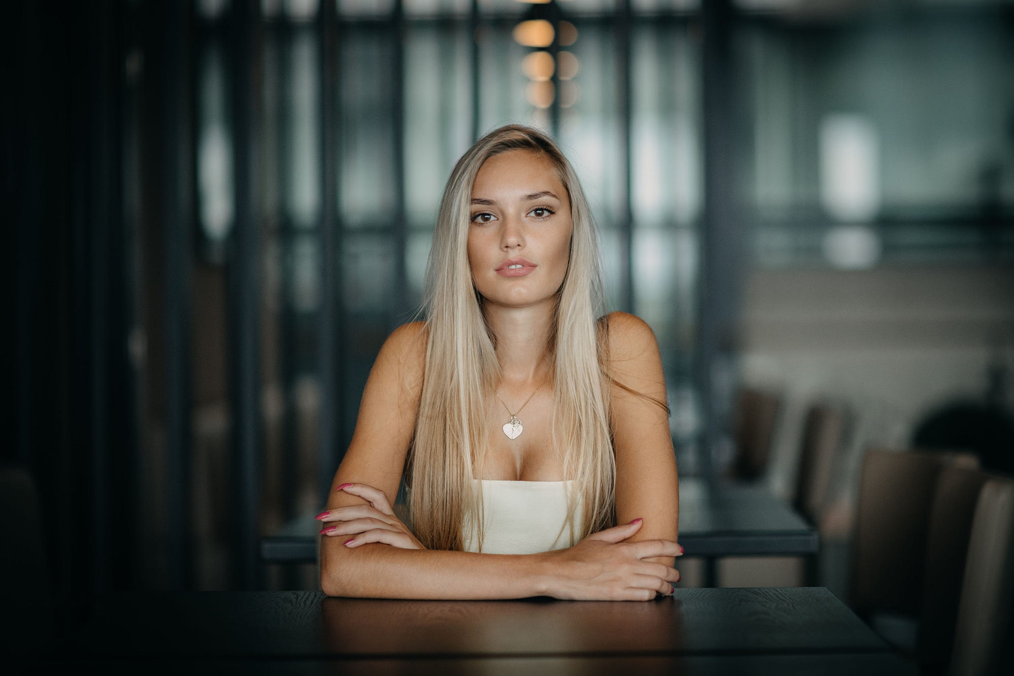 Laden Sie das Modell, Frauen, Blondinen, Braune Augen, Lange Haare, Tiefenschärfe-Bild kostenlos auf Ihren PC-Desktop herunter