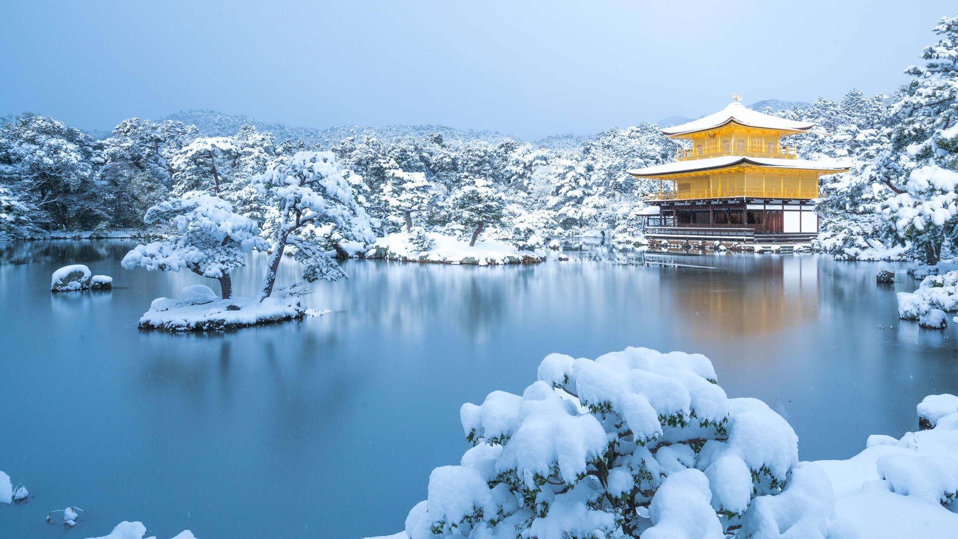494537 Bild herunterladen religiös, kinkaku ji, japan, kyōto, see, schnee, tempel, winter - Hintergrundbilder und Bildschirmschoner kostenlos