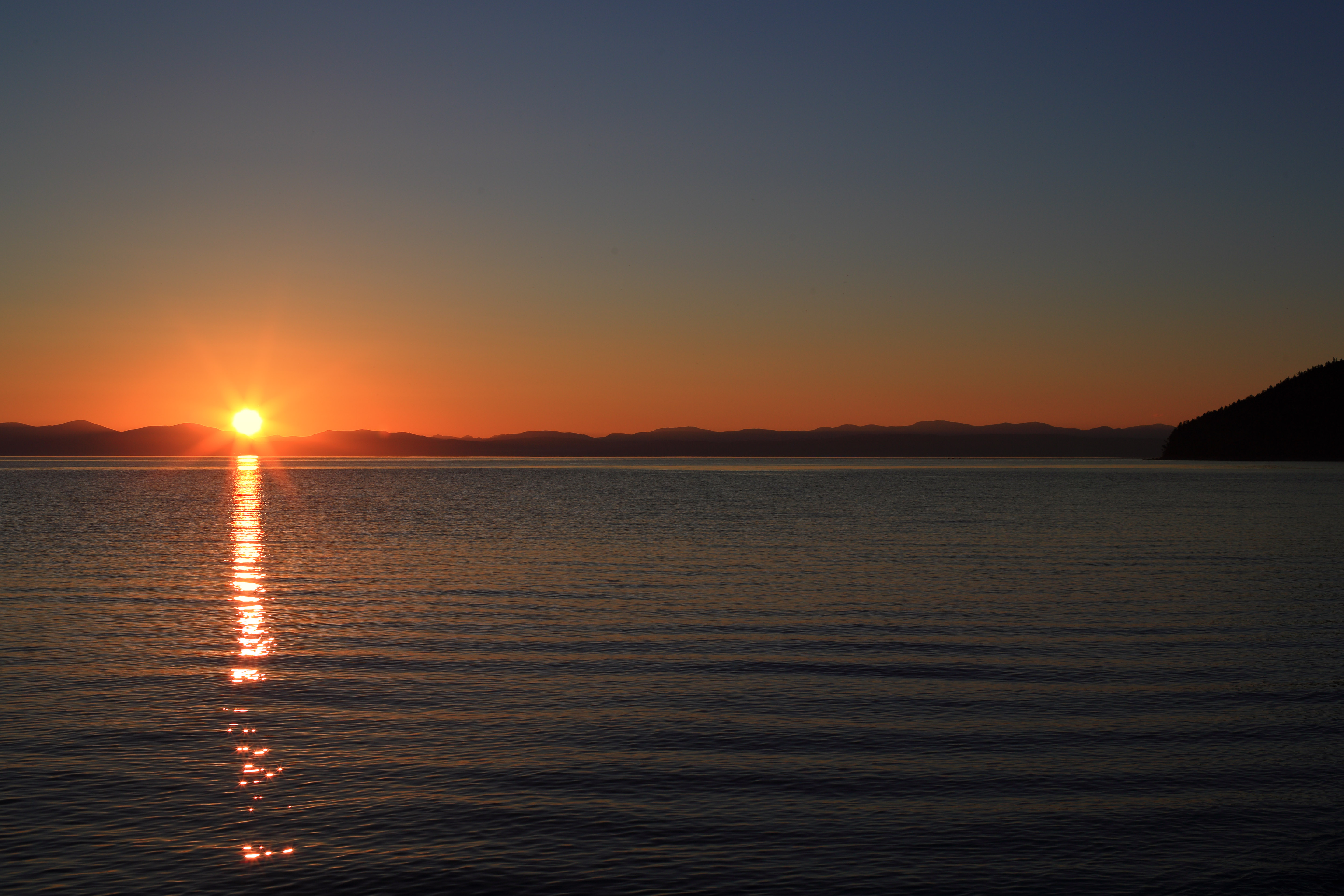 Download mobile wallpaper Sunset, Water, Glare, Nature, Horizon, Sun for free.