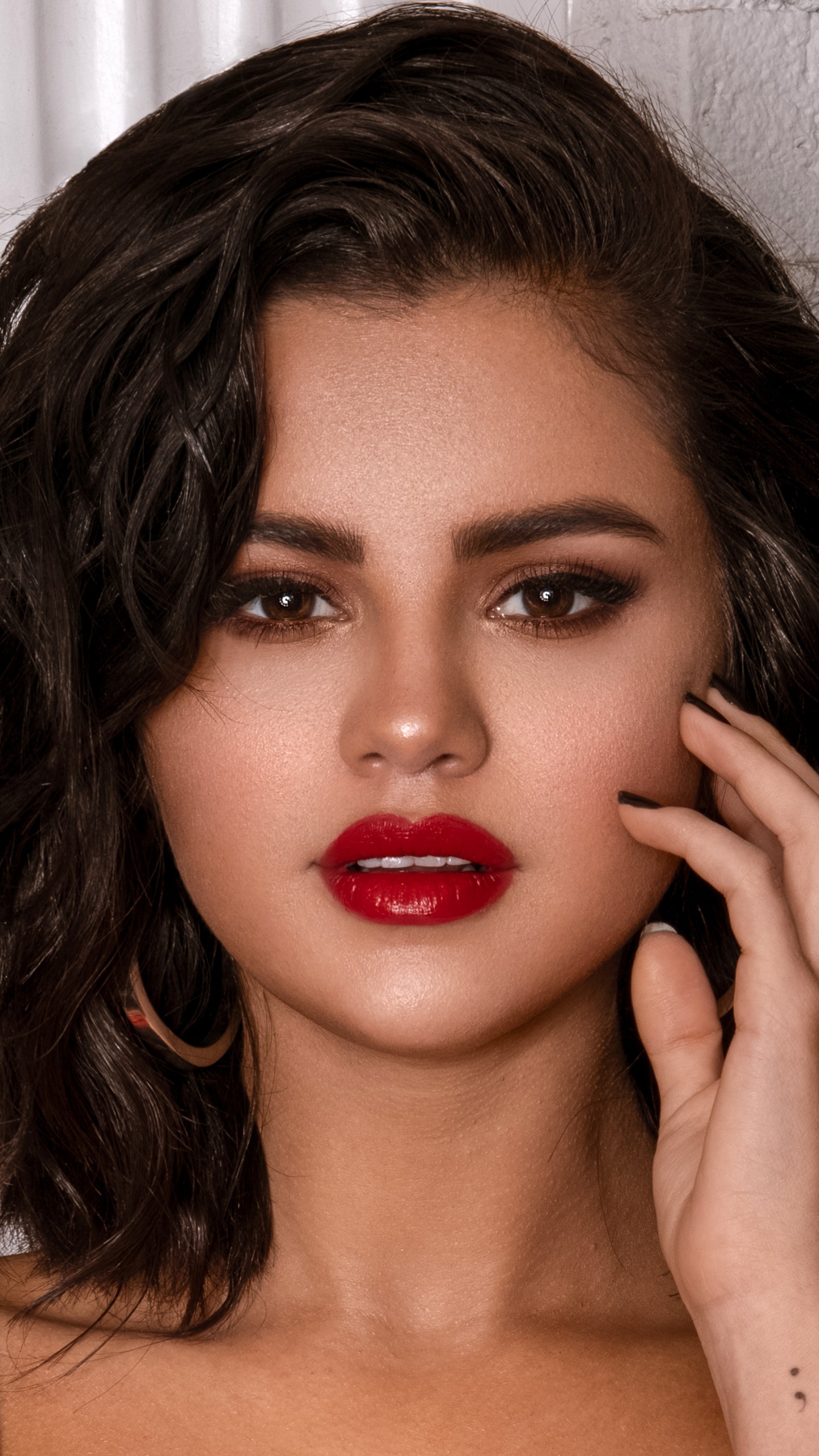 Download mobile wallpaper Music, Selena Gomez, Close Up, Singer, Earrings, Brown Eyes, Black Hair, Actress, Lipstick, Latina for free.