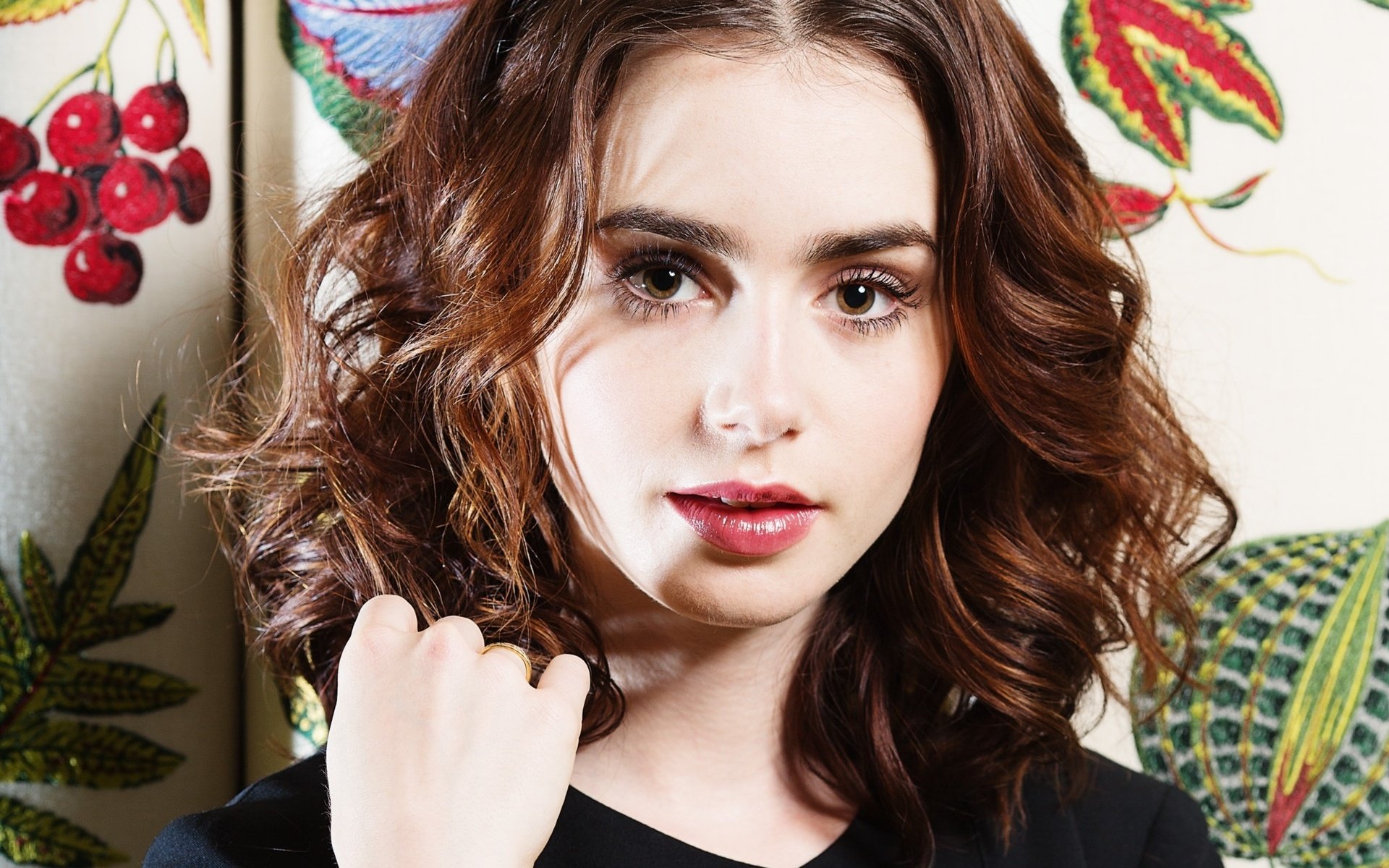 Download mobile wallpaper Face, Brunette, British, Celebrity, Actress, Lily Collins for free.