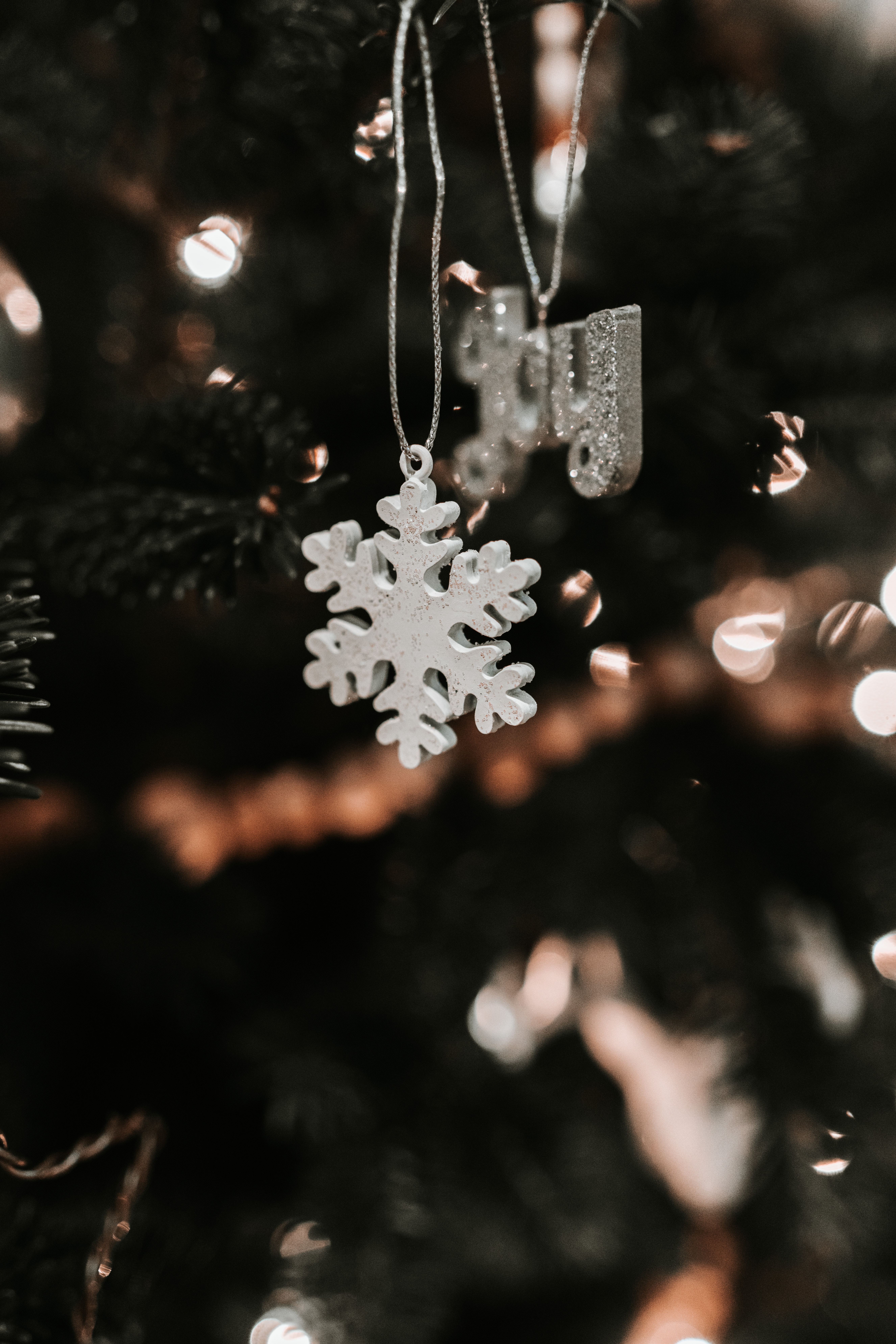 156158 baixar papel de parede férias, ano novo, natal, embaçamento, liso, decoração, brinquedo árvore de natal, brinquedo de árvore de natal, floco de neve - protetores de tela e imagens gratuitamente