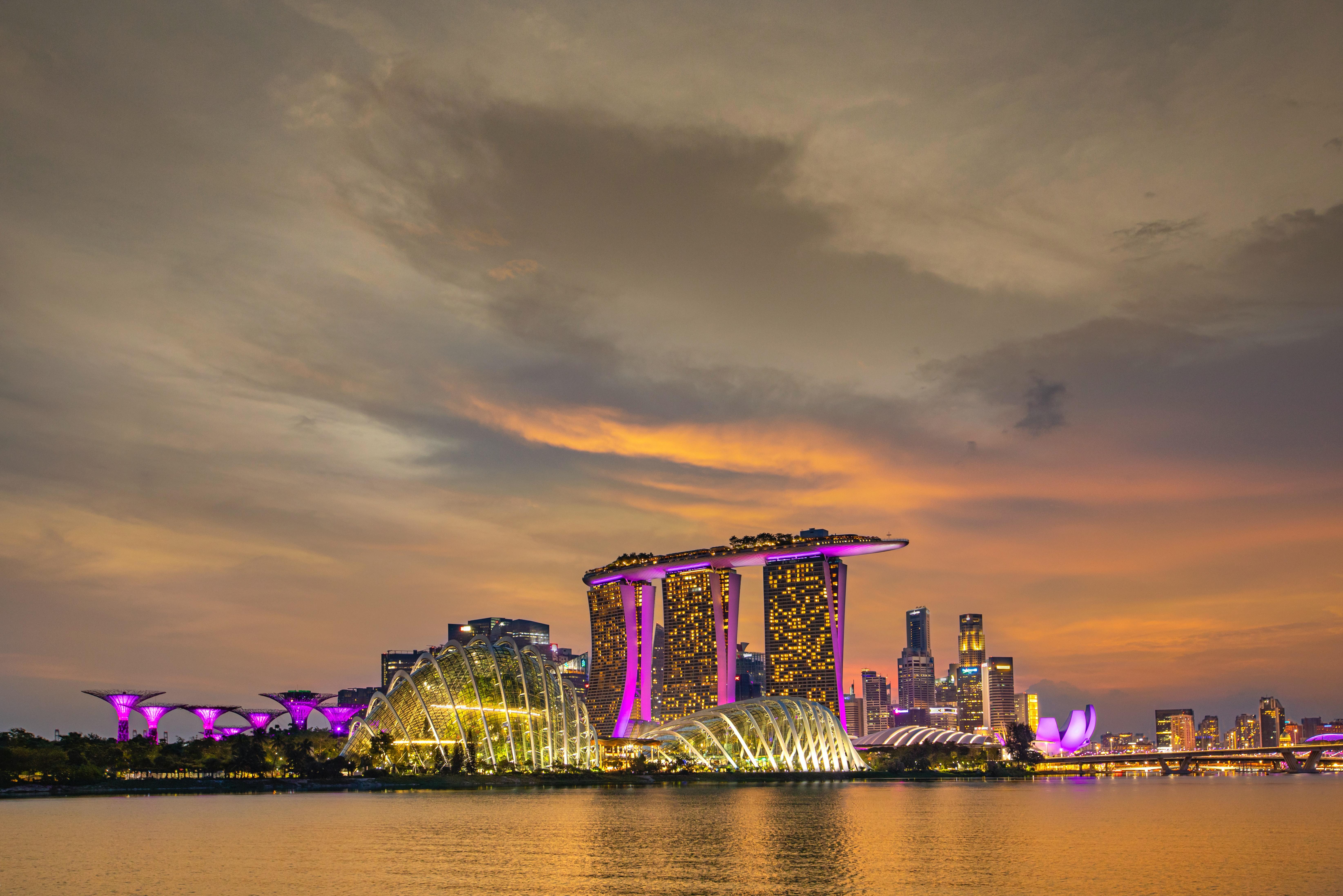 Скачати мобільні шпалери Міста, Архітектура, Місто, Будівля, Сінгапур, Створено Людиною, Рефлексія, Захід Сонця безкоштовно.