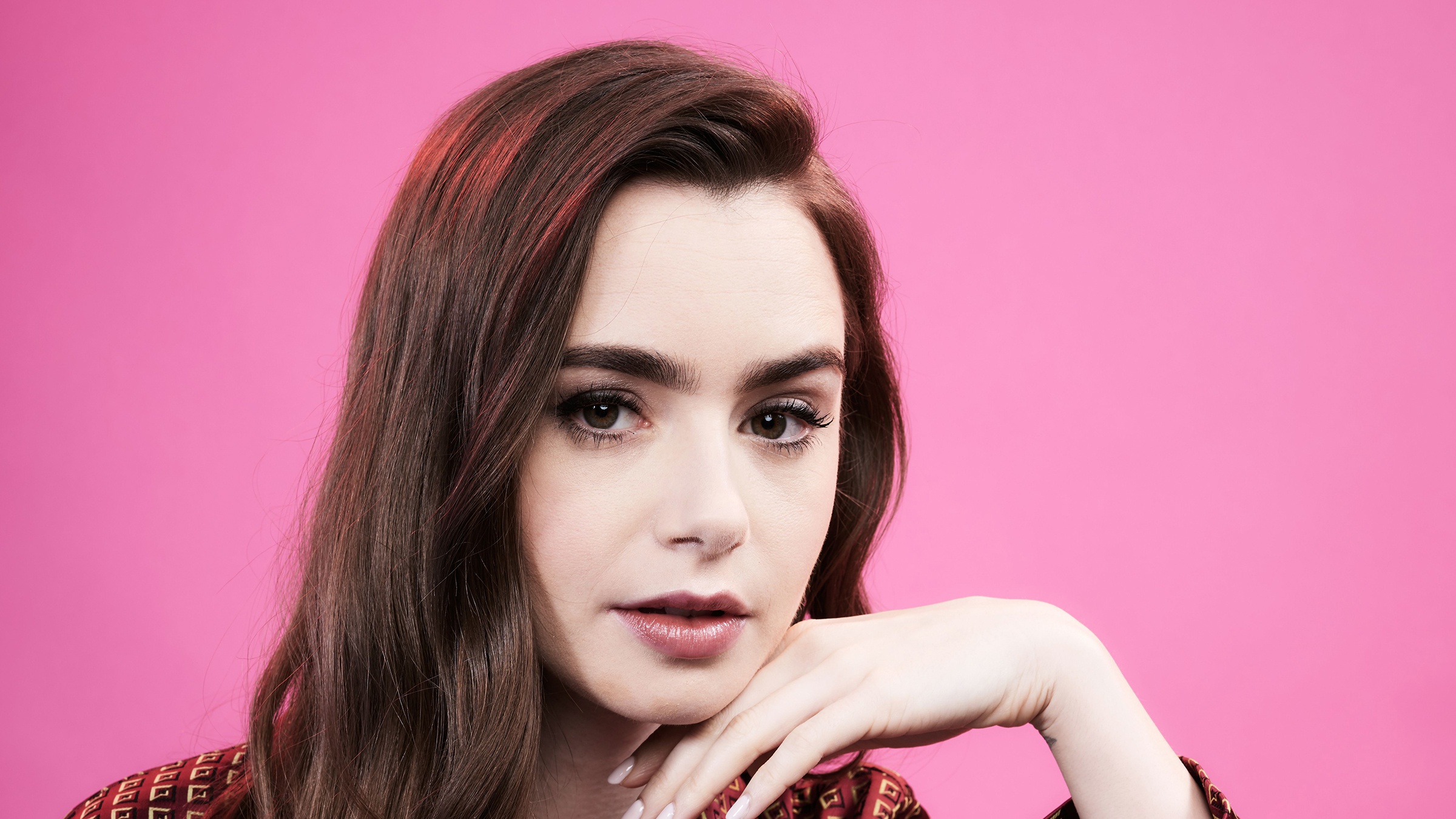 Download mobile wallpaper English, Face, Brunette, Celebrity, Brown Eyes, Actress, Lily Collins for free.