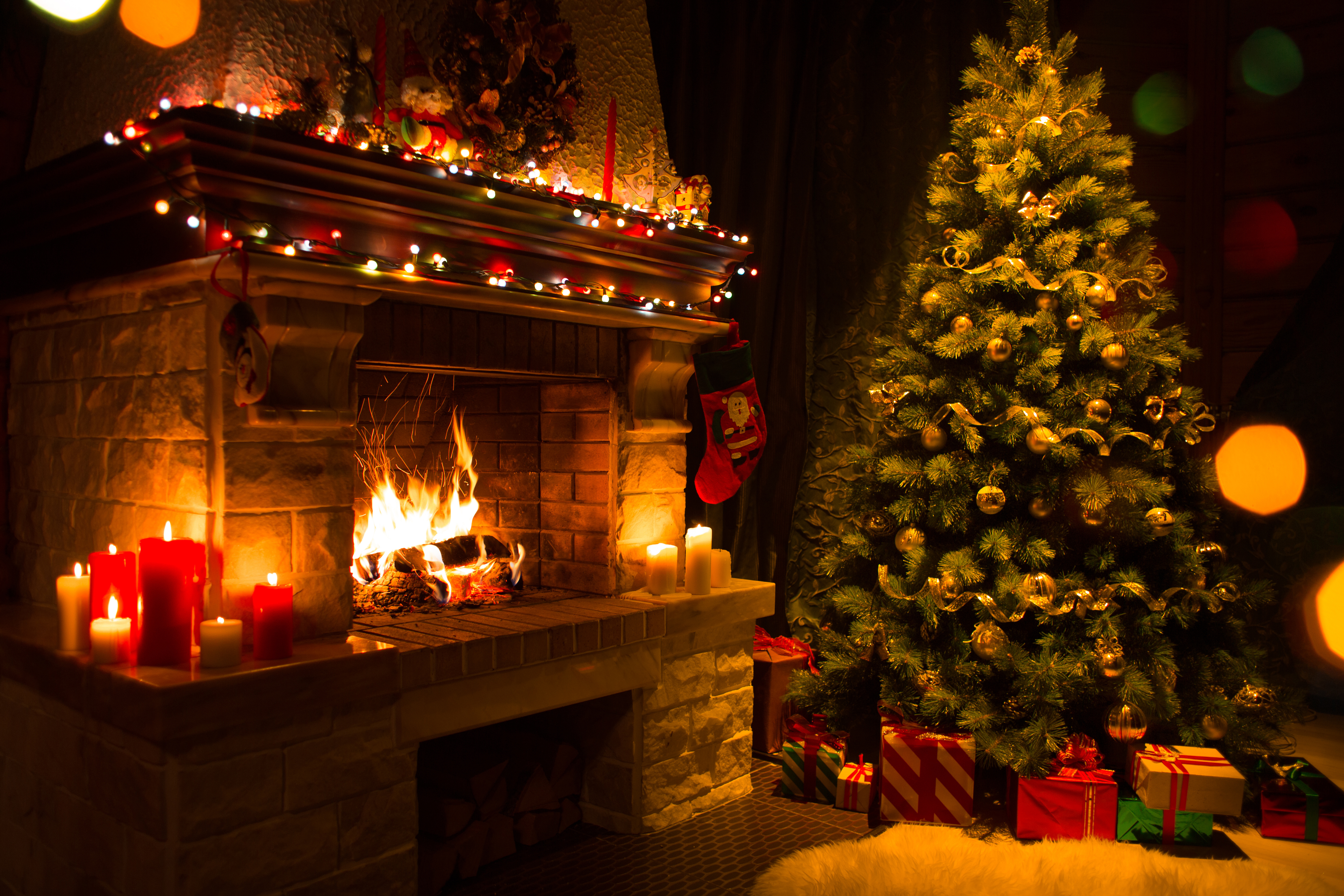 1528385 baixar imagens natal, árvore de natal, feriados, vela, enfeites de natal, lareira, luz, sala de estar - papéis de parede e protetores de tela gratuitamente