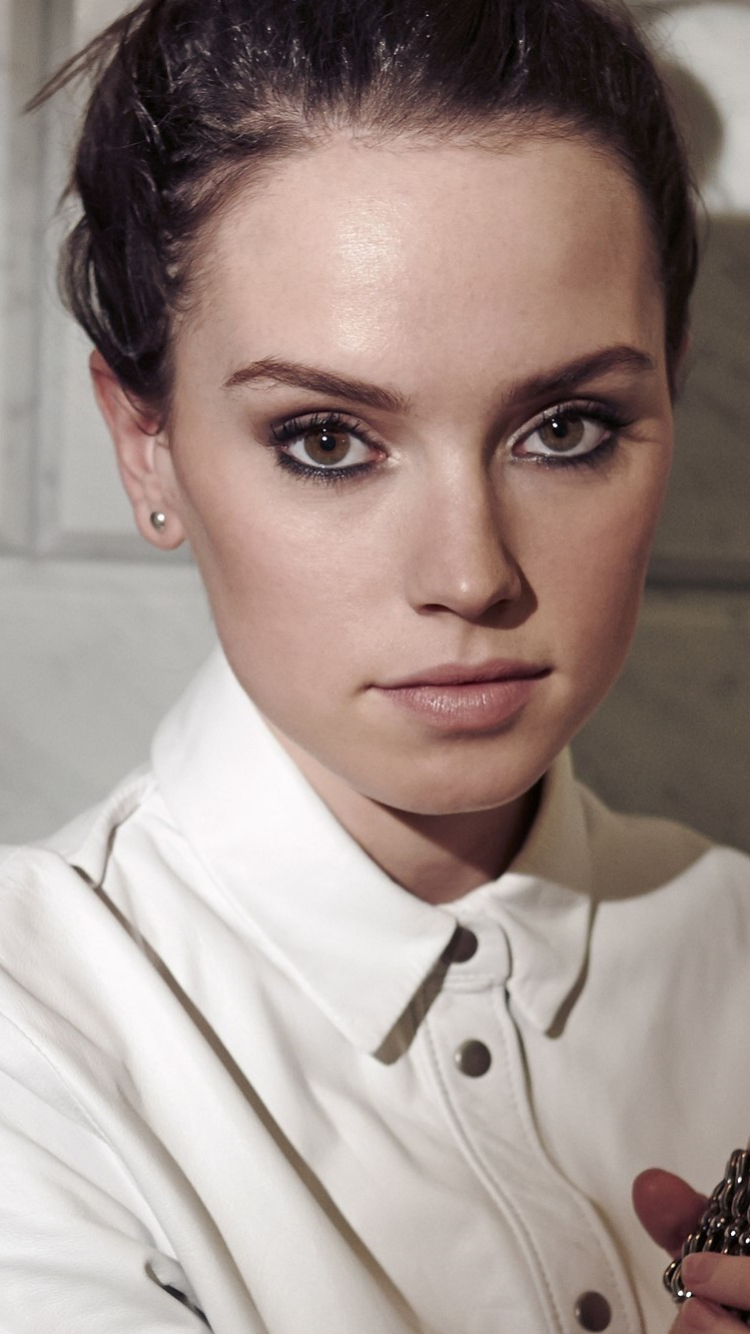 Download mobile wallpaper Face, Brunette, Celebrity, Brown Eyes, Actress, Daisy Ridley for free.