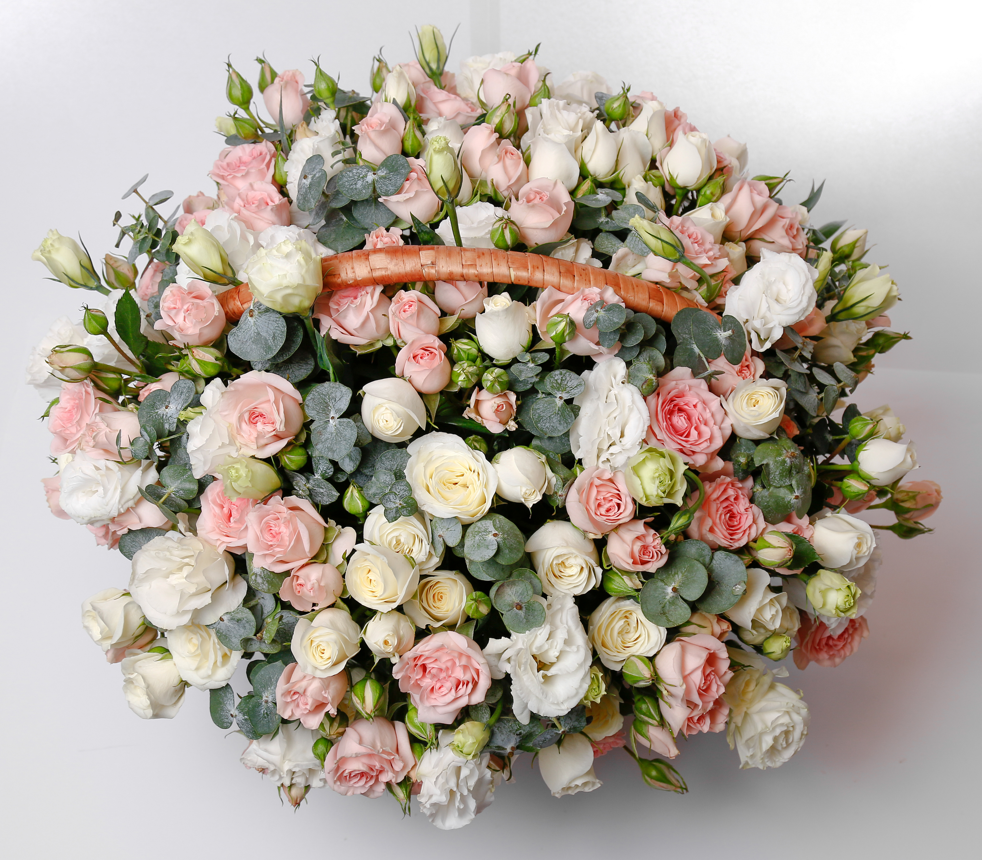 Handy-Wallpaper Blume, Rose, Erde, Farben, Korb, Pastell, Weiße Blume, Menschengemacht, Pinke Blume kostenlos herunterladen.