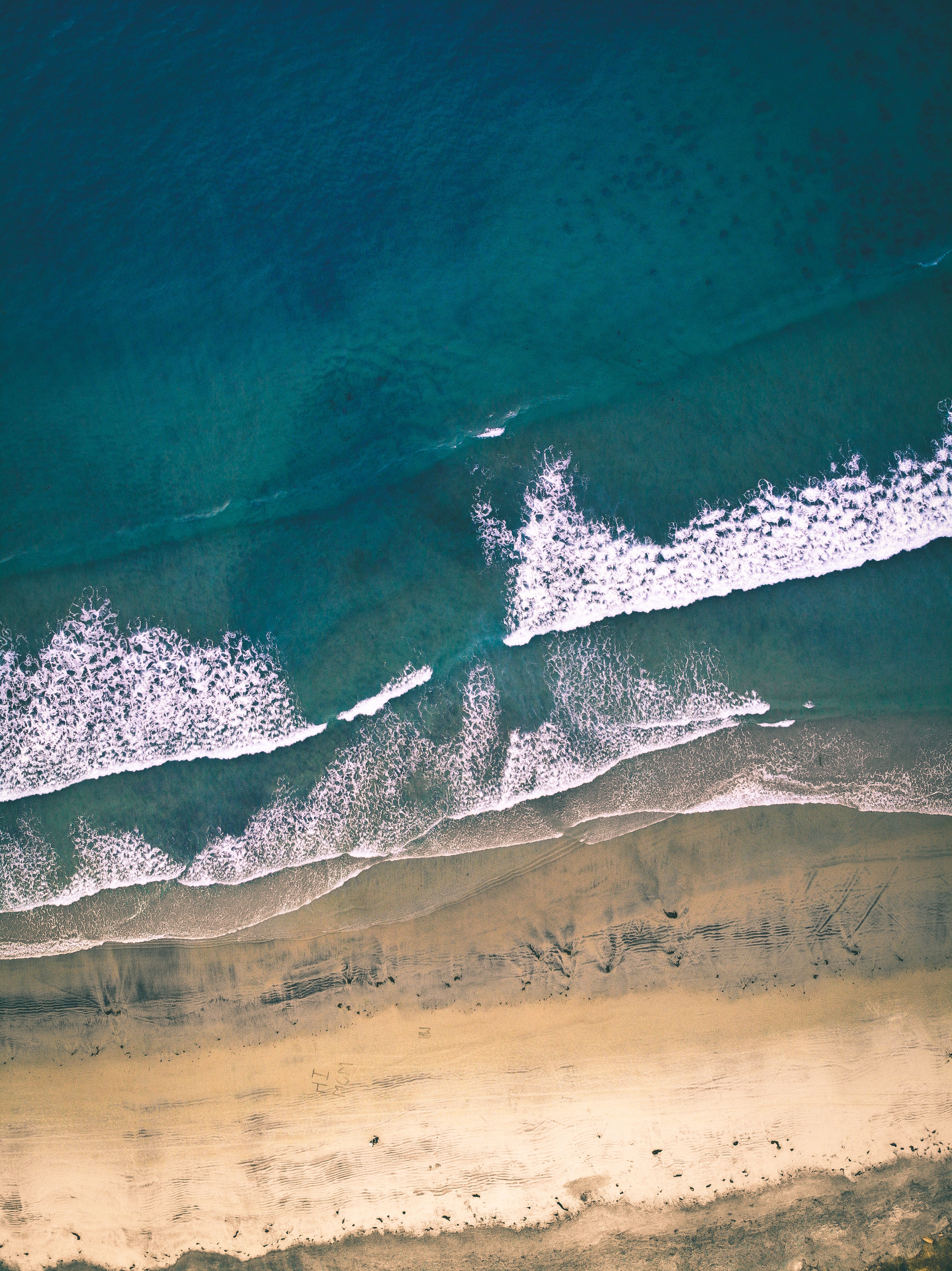 Скачать картинку Берег, Природа, Прибой, Волны, Песок, Пляж, Океан в телефон бесплатно.
