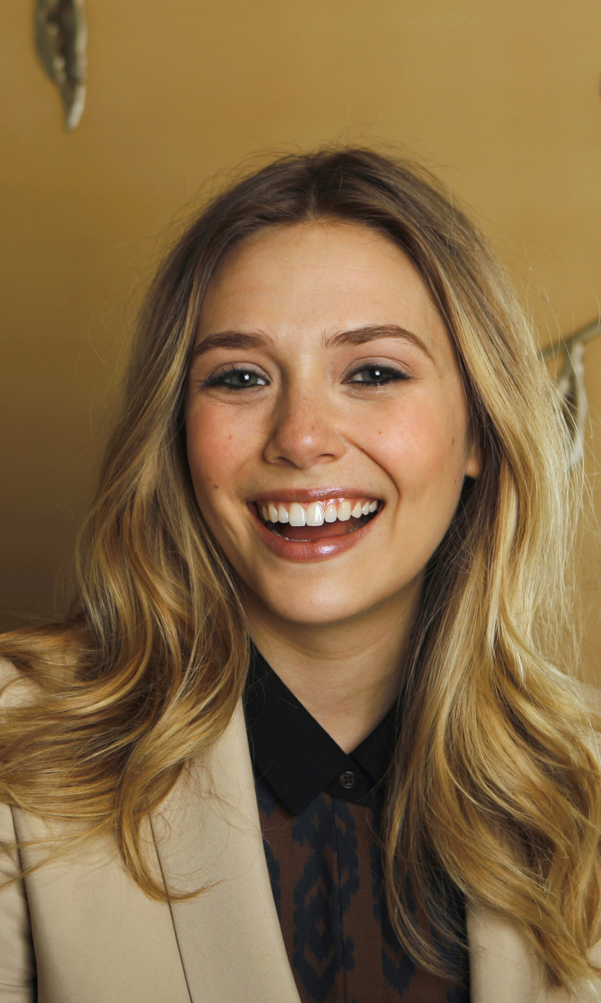 Download mobile wallpaper Celebrity, Elizabeth Olsen for free.