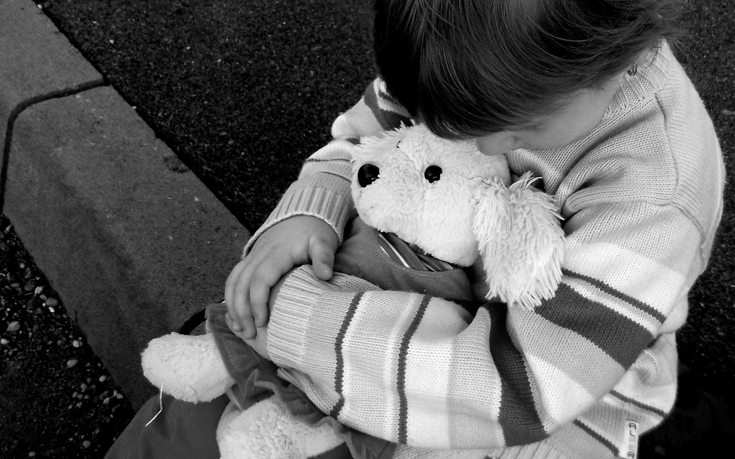 Free download wallpaper Teddy Bear, Bear, Toy, Child, Cute, Photography, Black & White on your PC desktop