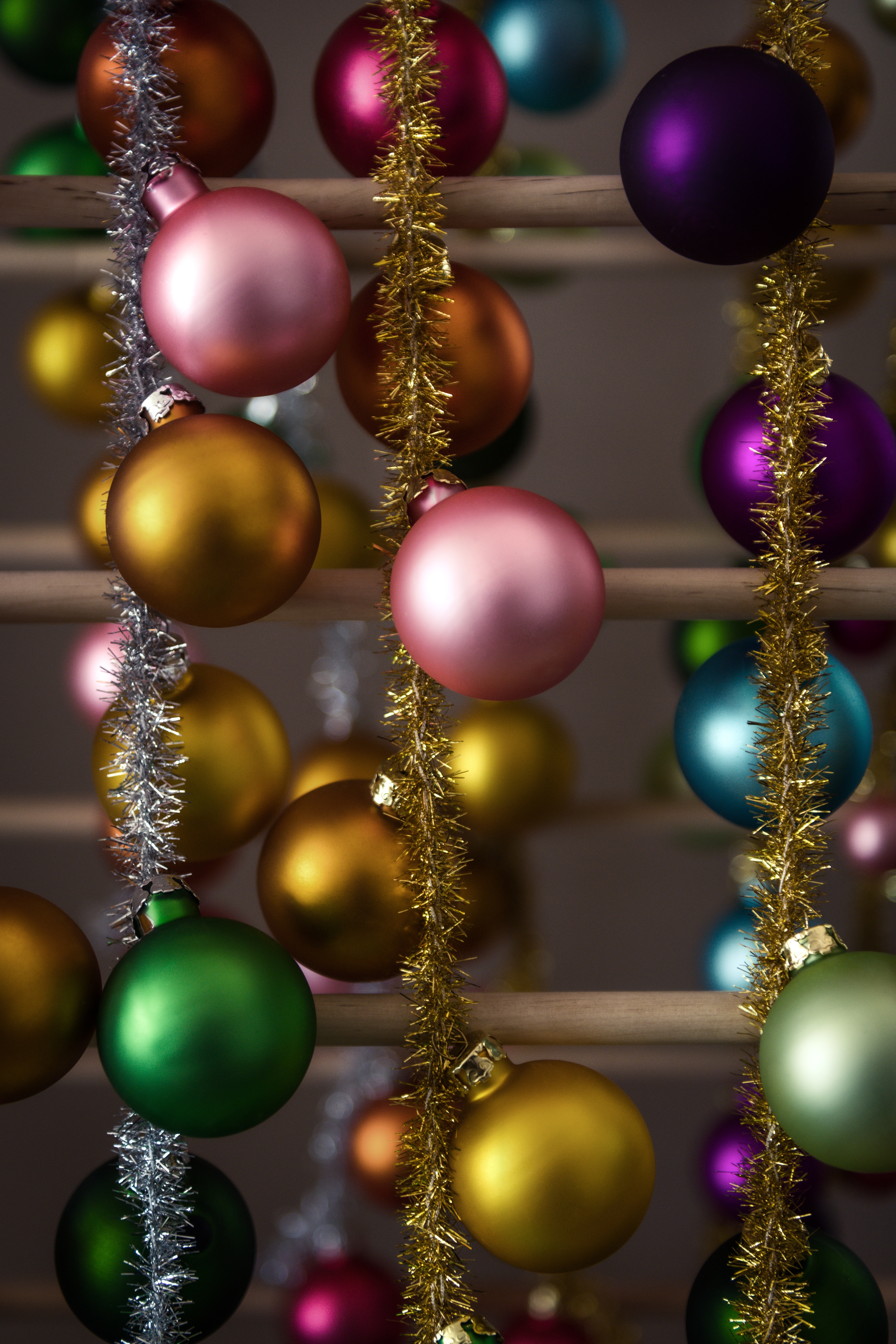 51776 скачать картинку новый год, шары, украшения, рождество, праздники, разноцветный, мишура - обои и заставки бесплатно
