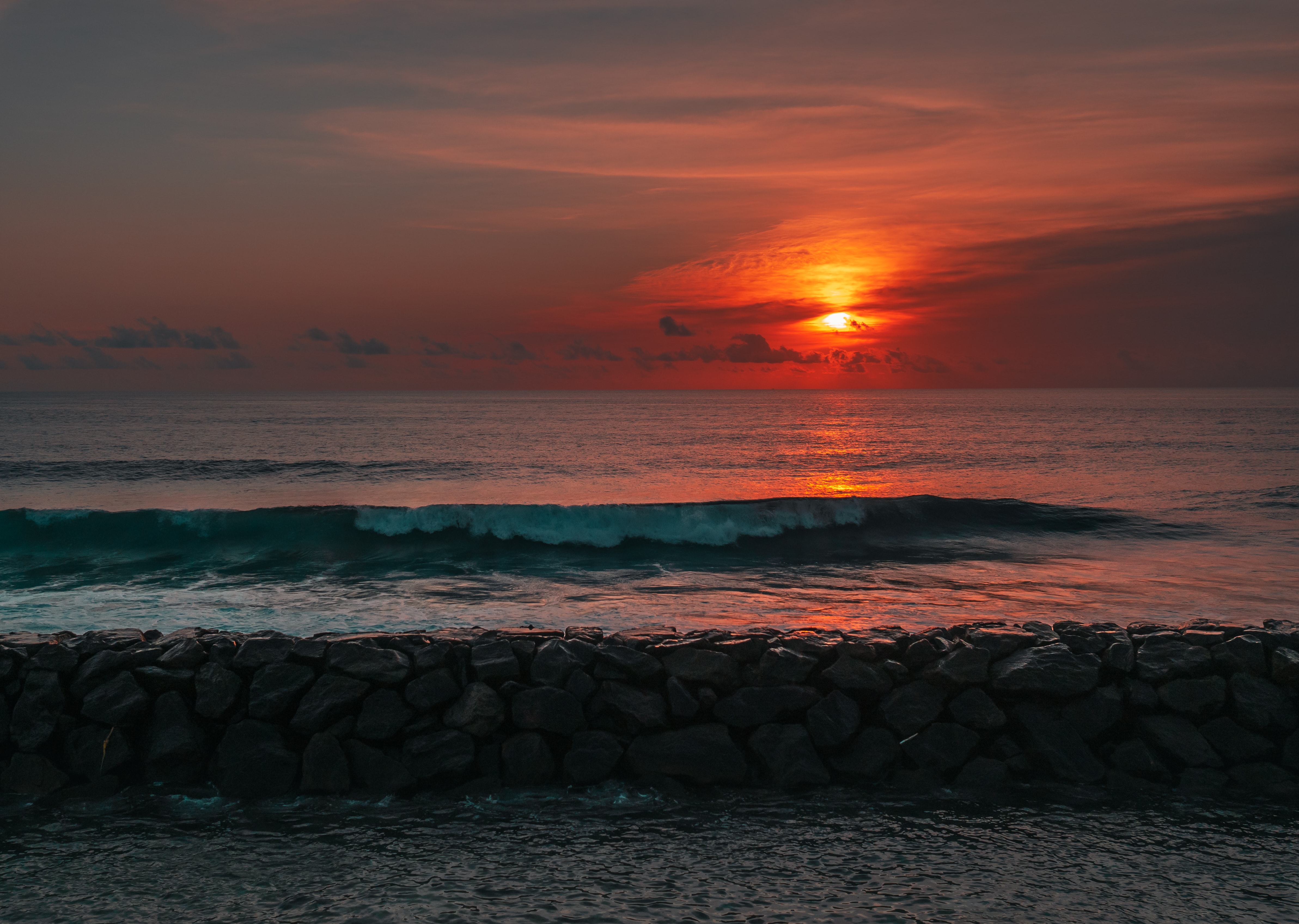 Laden Sie das Natur, Sunset, Stones, Sun, Sea, Waves-Bild kostenlos auf Ihren PC-Desktop herunter