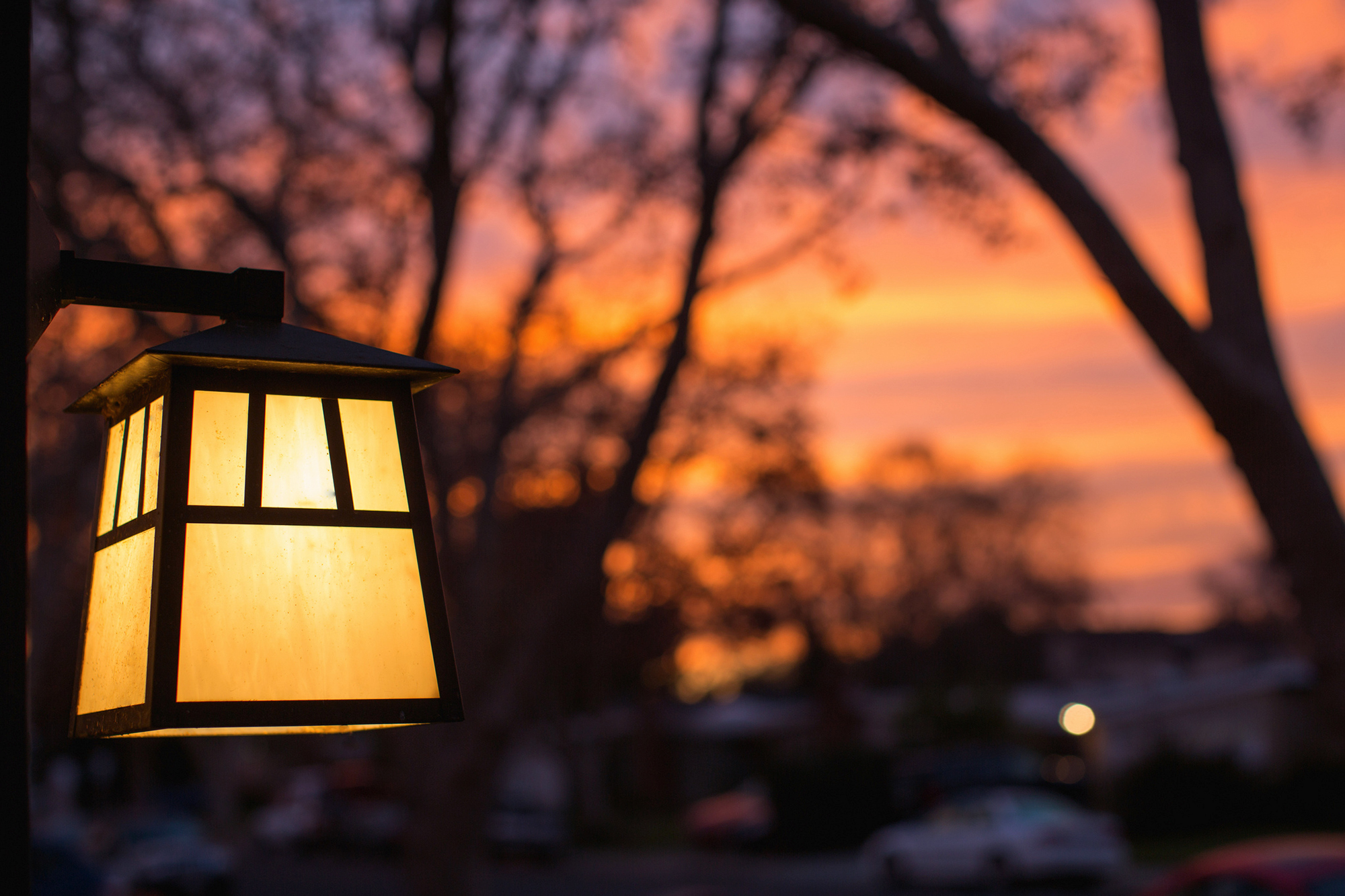 Handy-Wallpaper Lampe, Abend, Menschengemacht, Orange Farbe) kostenlos herunterladen.