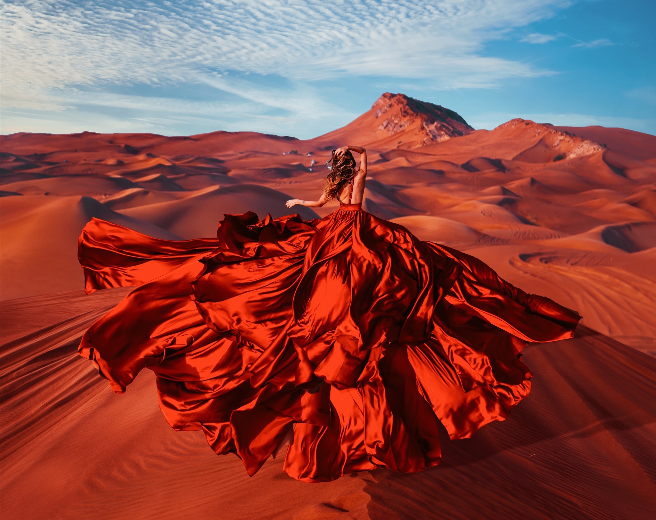 Laden Sie das Sand, Rothaarige, Düne, Hinten, Steppe, Frauen, Rotes Kleid-Bild kostenlos auf Ihren PC-Desktop herunter