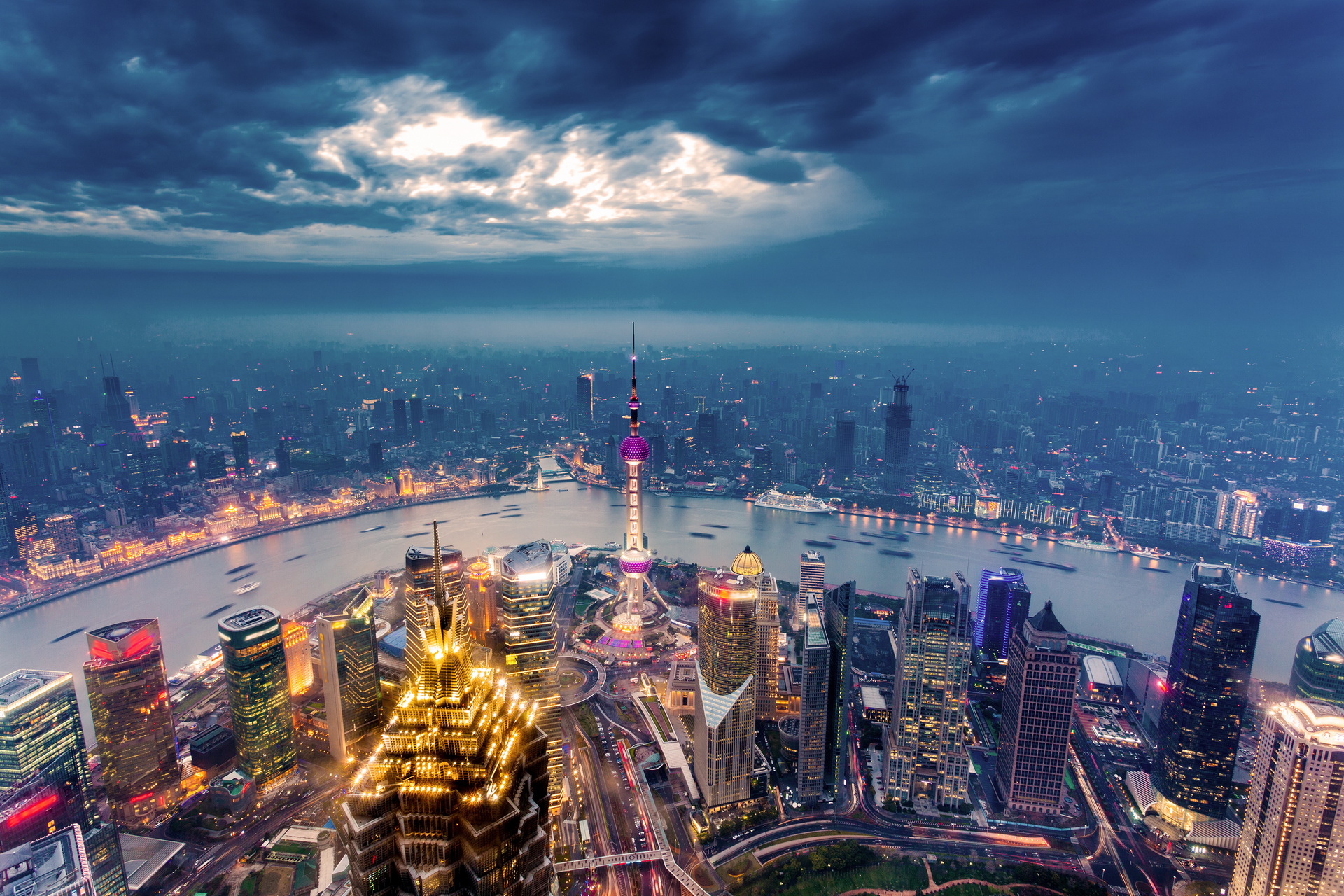 Скачать картинку Башня «Восточная Жемчужина», Шанхай, Кита́й, Города, Сделано Человеком, Туман, Облака в телефон бесплатно.