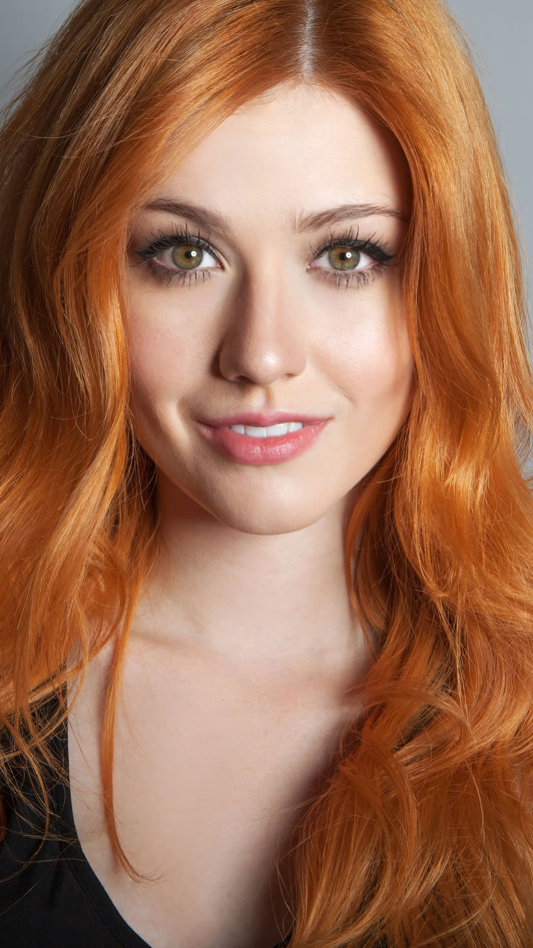 Descarga gratuita de fondo de pantalla para móvil de Sonreír, Pelirrojo, Cara, Modelo, Ojos Verdes, Celebridades, Actriz, Katherine Mcnamara.