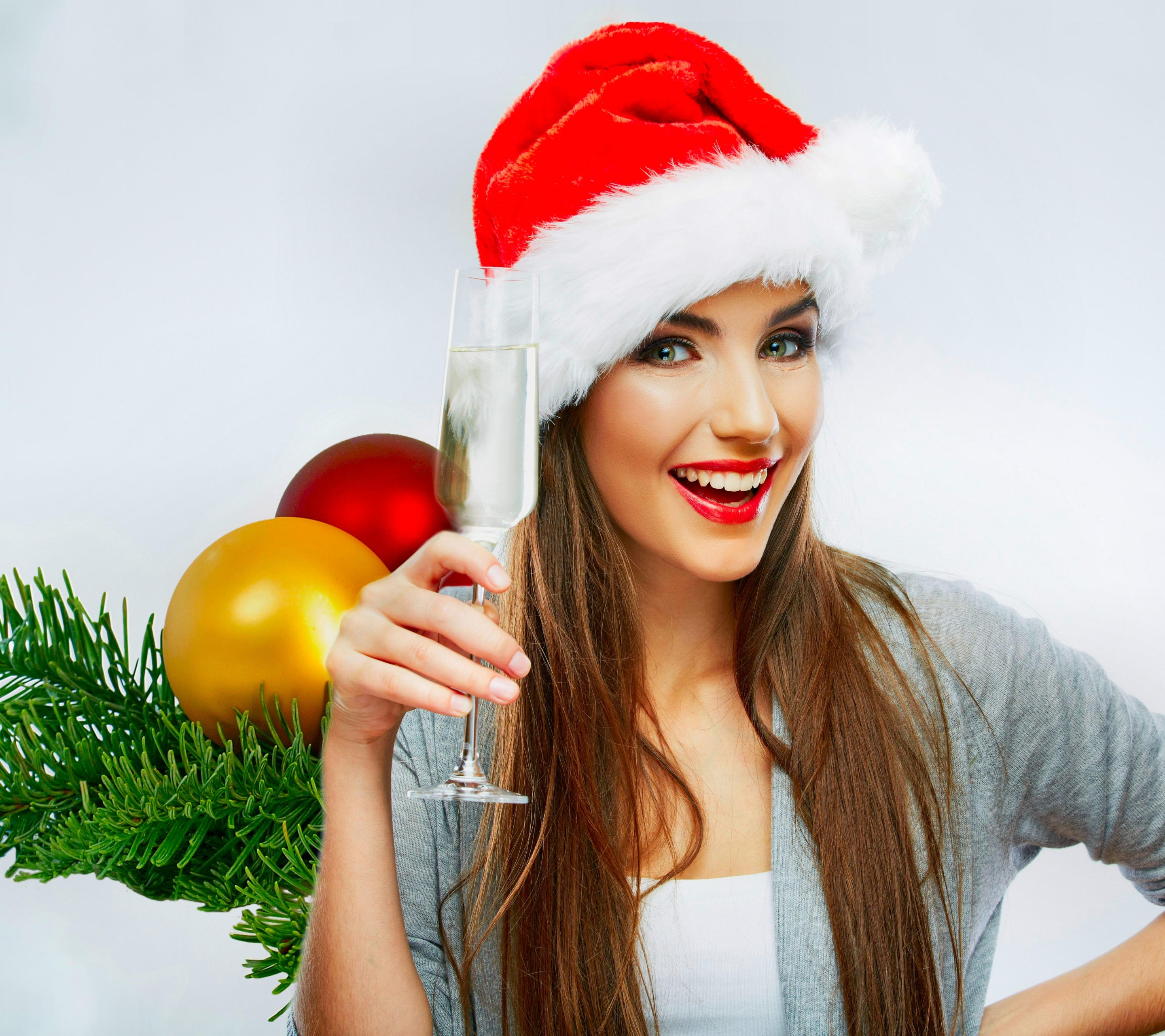 Handy-Wallpaper Feiertage, Weihnachten, Lächeln, Brünette, Grüne Augen, Ferien, Feiertag, Weihnachtsmütze kostenlos herunterladen.