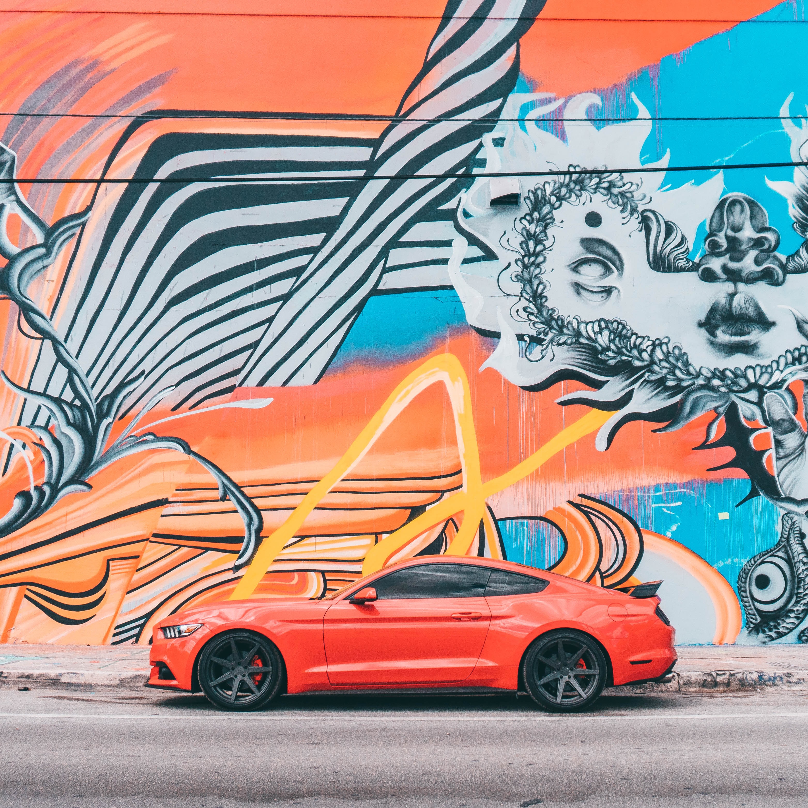 137559 baixar papel de parede carro esporte, carros, vermelho, um carro, máquina, desportivo, graffiti, pichação - protetores de tela e imagens gratuitamente