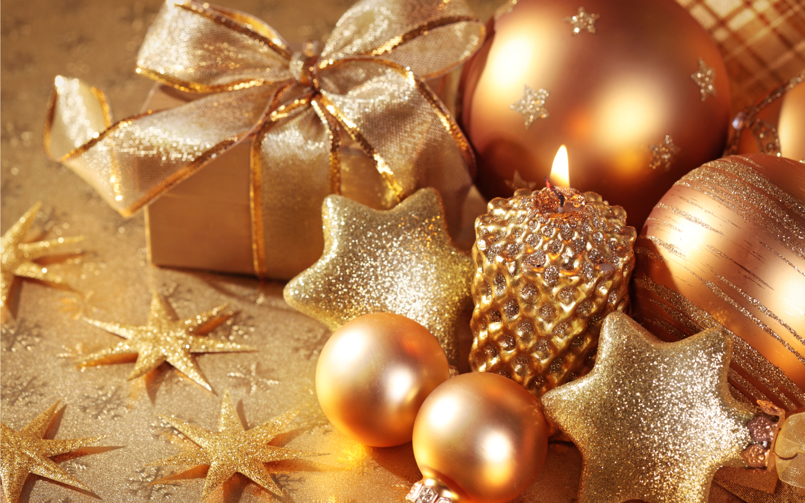 211895 скачать картинку праздничные, золотой, рождество, свеча, рождественские украшения, подарки, лента - обои и заставки бесплатно