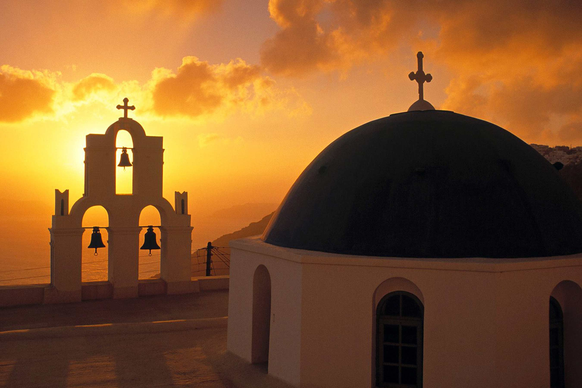 Handy-Wallpaper Kirche, Griechenland, Kuppel, Kreuz, Santorin, Sonnenuntergang, Kirchen, Religiös kostenlos herunterladen.