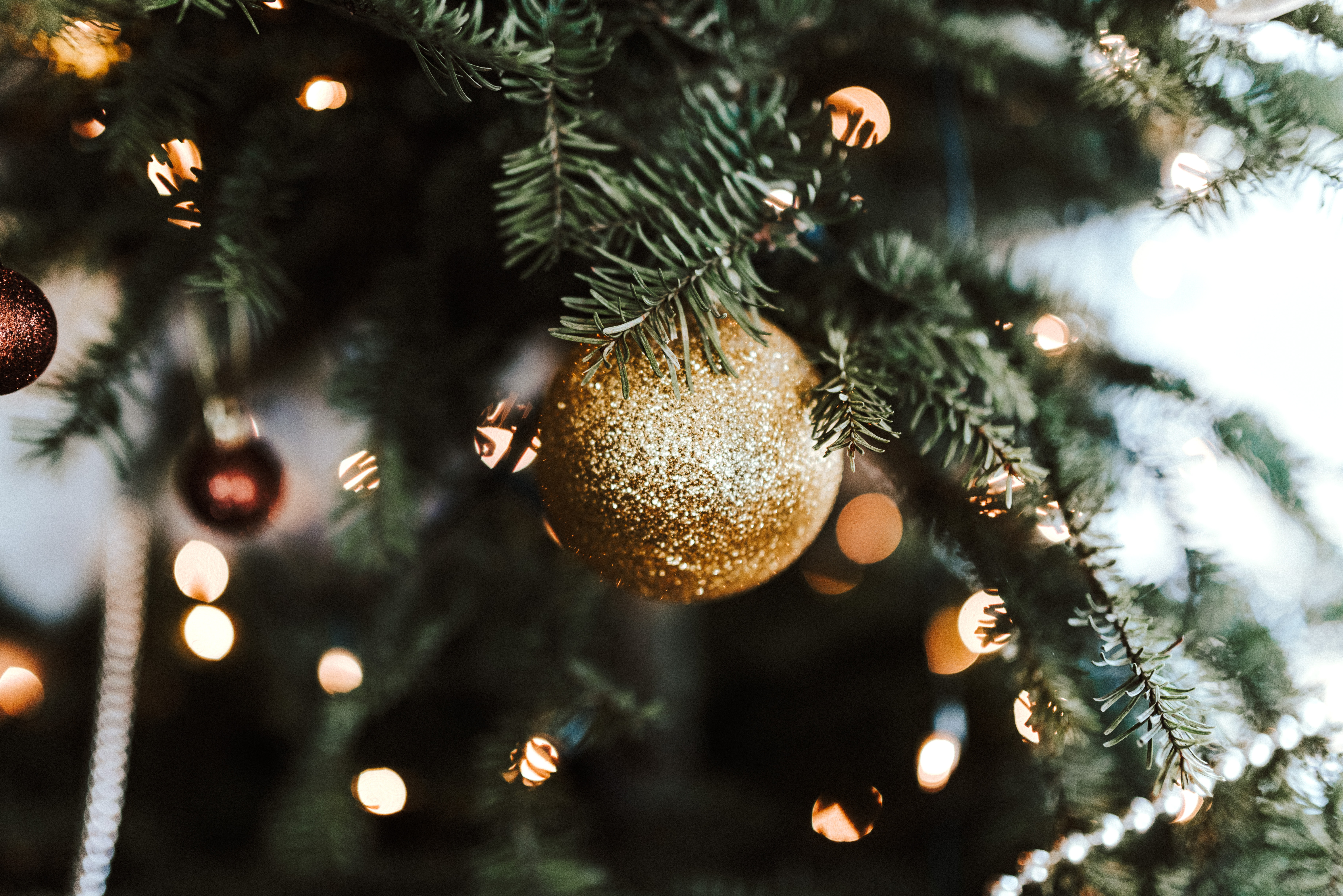 Handy-Wallpaper Weihnachten, Dekoration, Neues Jahr, Ball, Golden, Gold, Neujahr, Weihnachtsbaum, Feiertage kostenlos herunterladen.