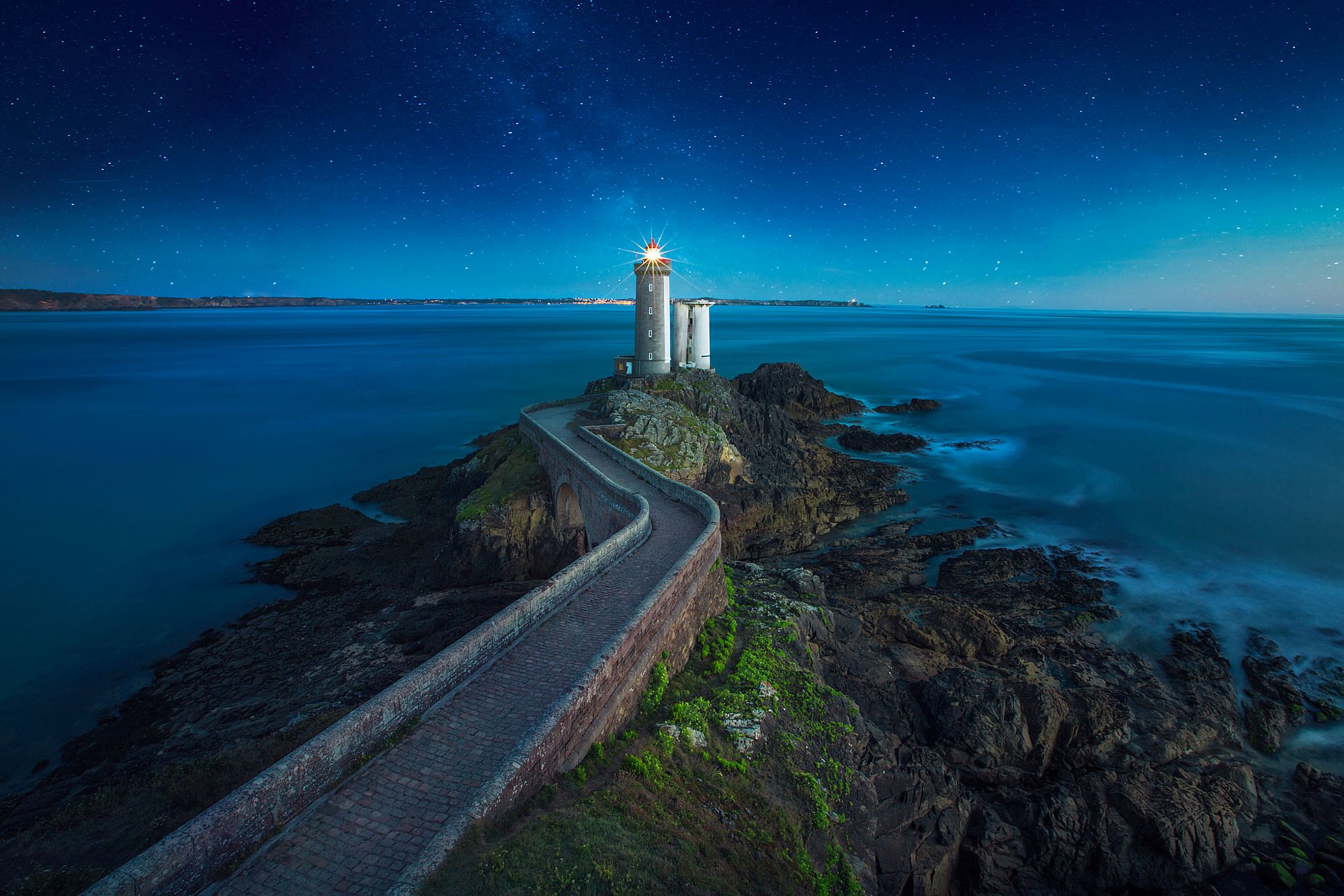 Handy-Wallpaper Ozean, Frankreich, Abend, Leuchtturm, Nacht, Meer, Menschengemacht kostenlos herunterladen.