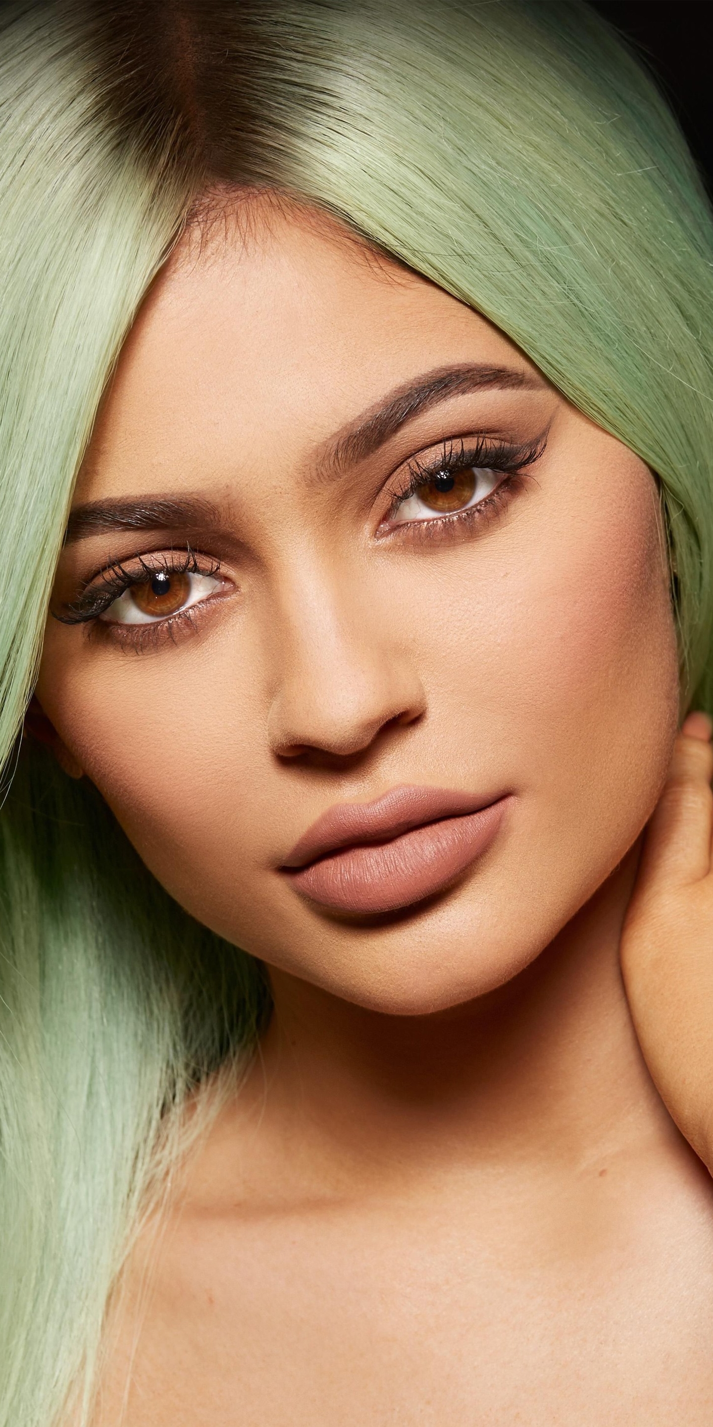 Download mobile wallpaper Face, Model, American, Celebrity, Hazel Eyes, Kylie Jenner for free.