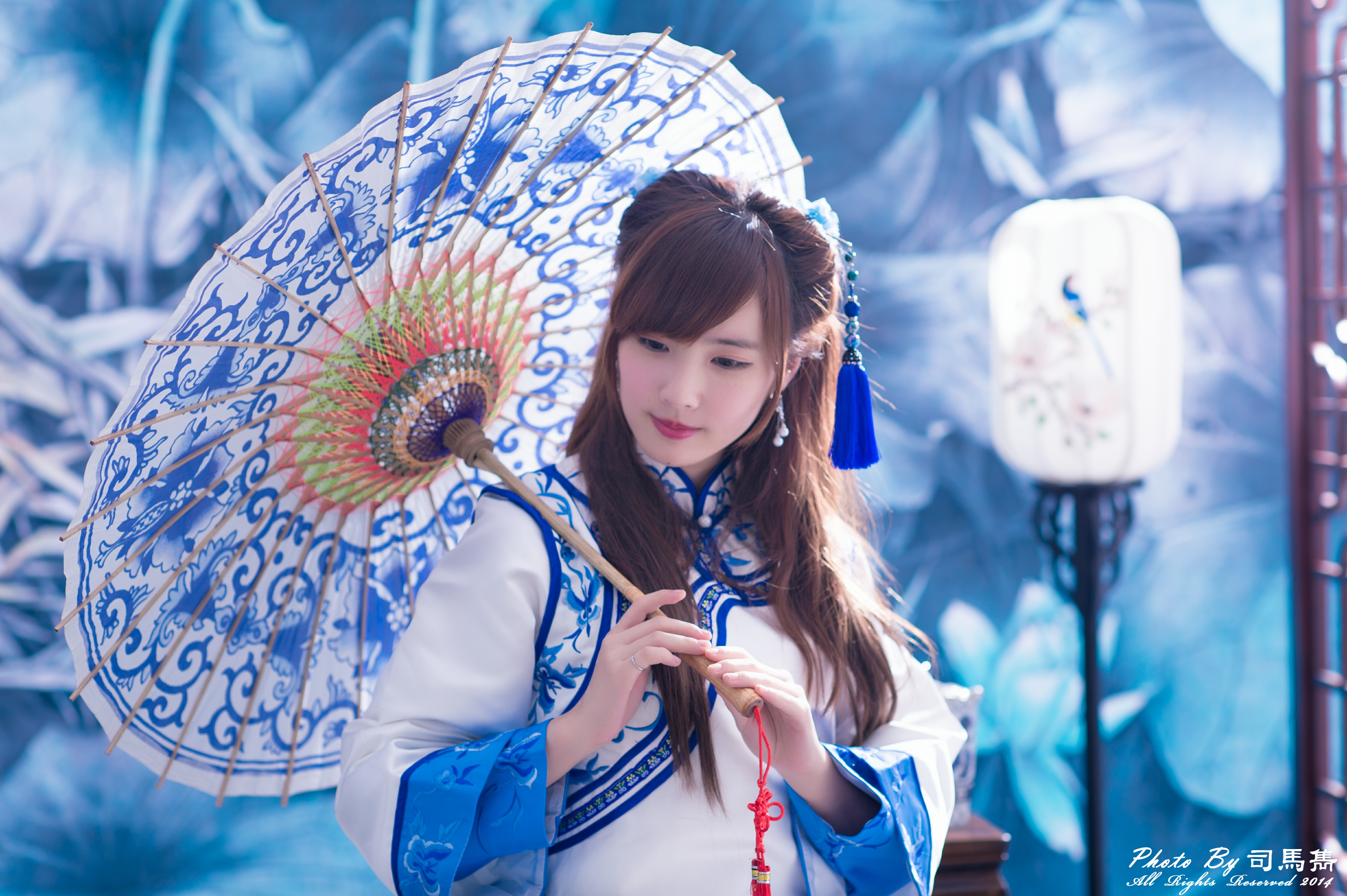 Download mobile wallpaper Lantern, Umbrella, Model, Women, Asian, Taiwanese, Traditional Costume, Yu Chen Zheng for free.