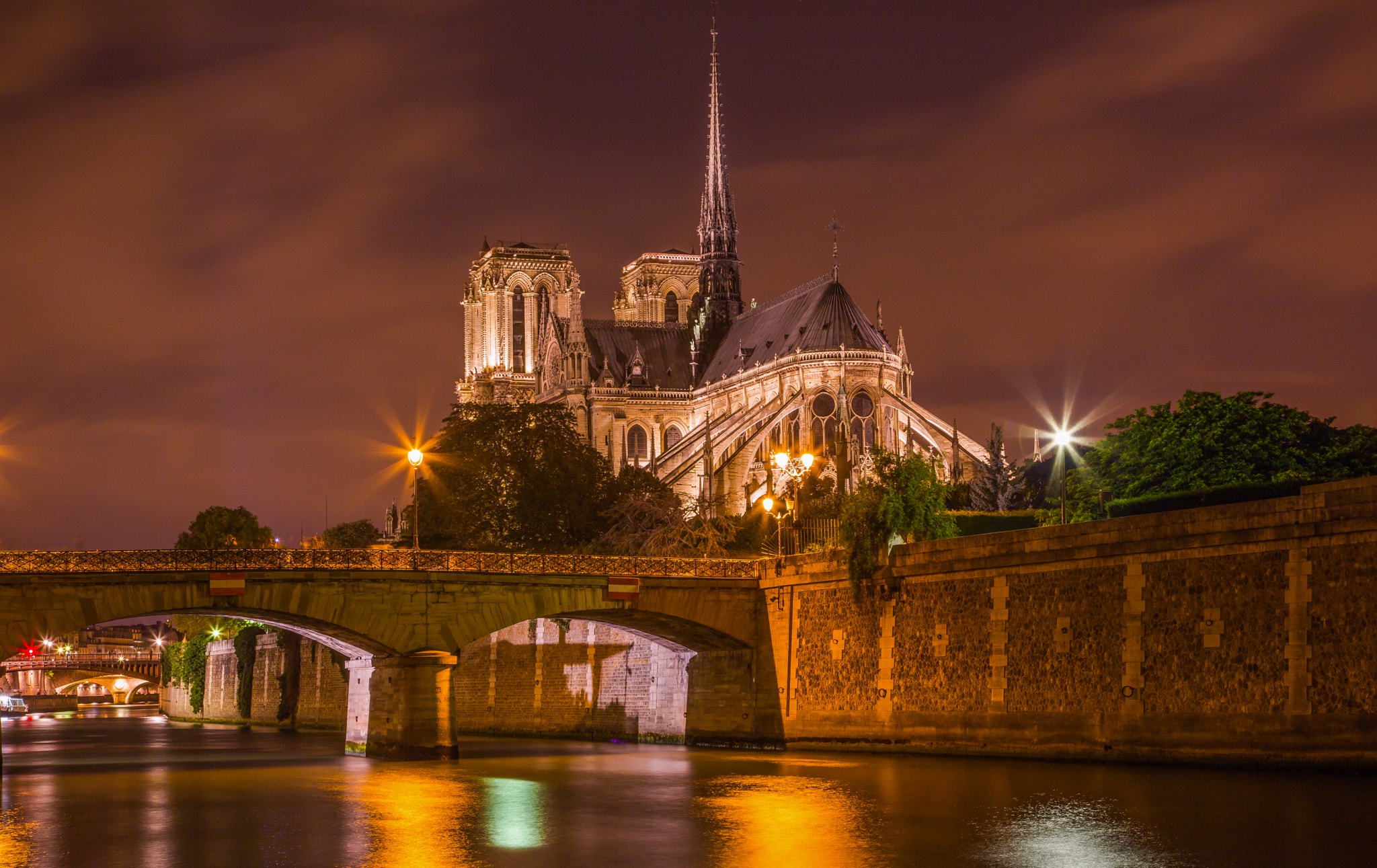Baixar papel de parede para celular de Noite, Paris, Rio, França, Catedral, Religioso, Catedral De Notre Dame De Paris gratuito.