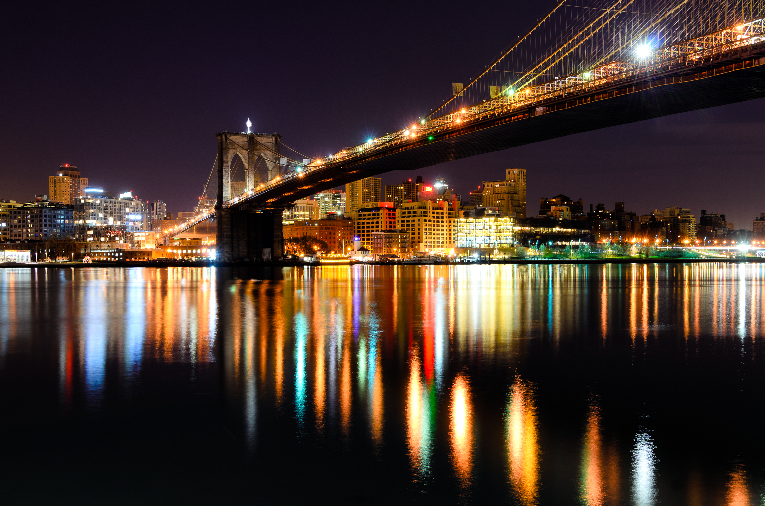 Laden Sie das Licht, Brücke, New York, Nacht, Brücken, Menschengemacht, Großstadt, Spiegelung, Brooklyn Brücke-Bild kostenlos auf Ihren PC-Desktop herunter