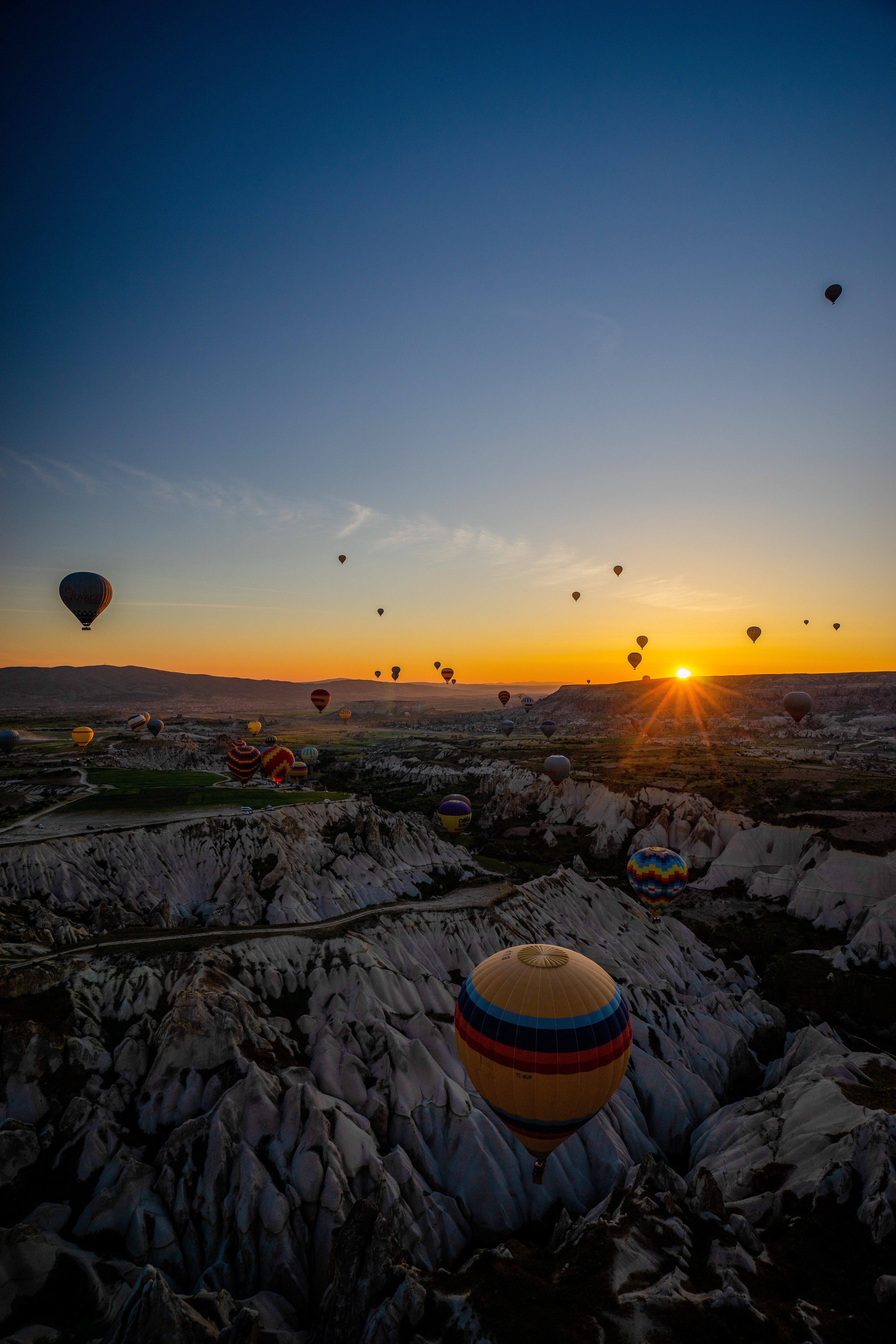 Free download wallpaper Nature, Mountains, View From Above, Landscape, Dawn, Balloons on your PC desktop