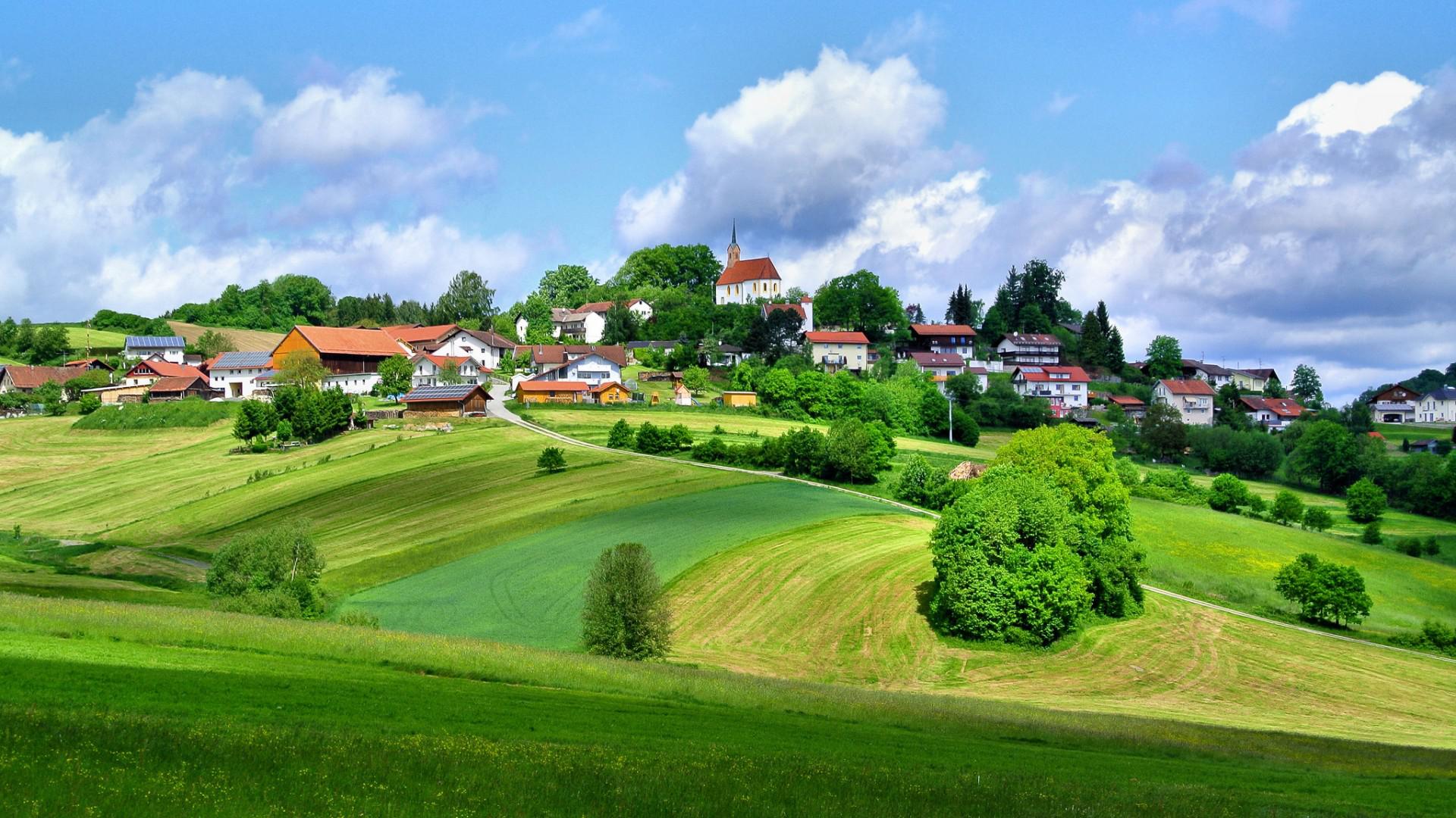 Handy-Wallpaper Landschaft, Baum, Feld, Dorf, Hügel, Gras, Menschengemacht kostenlos herunterladen.