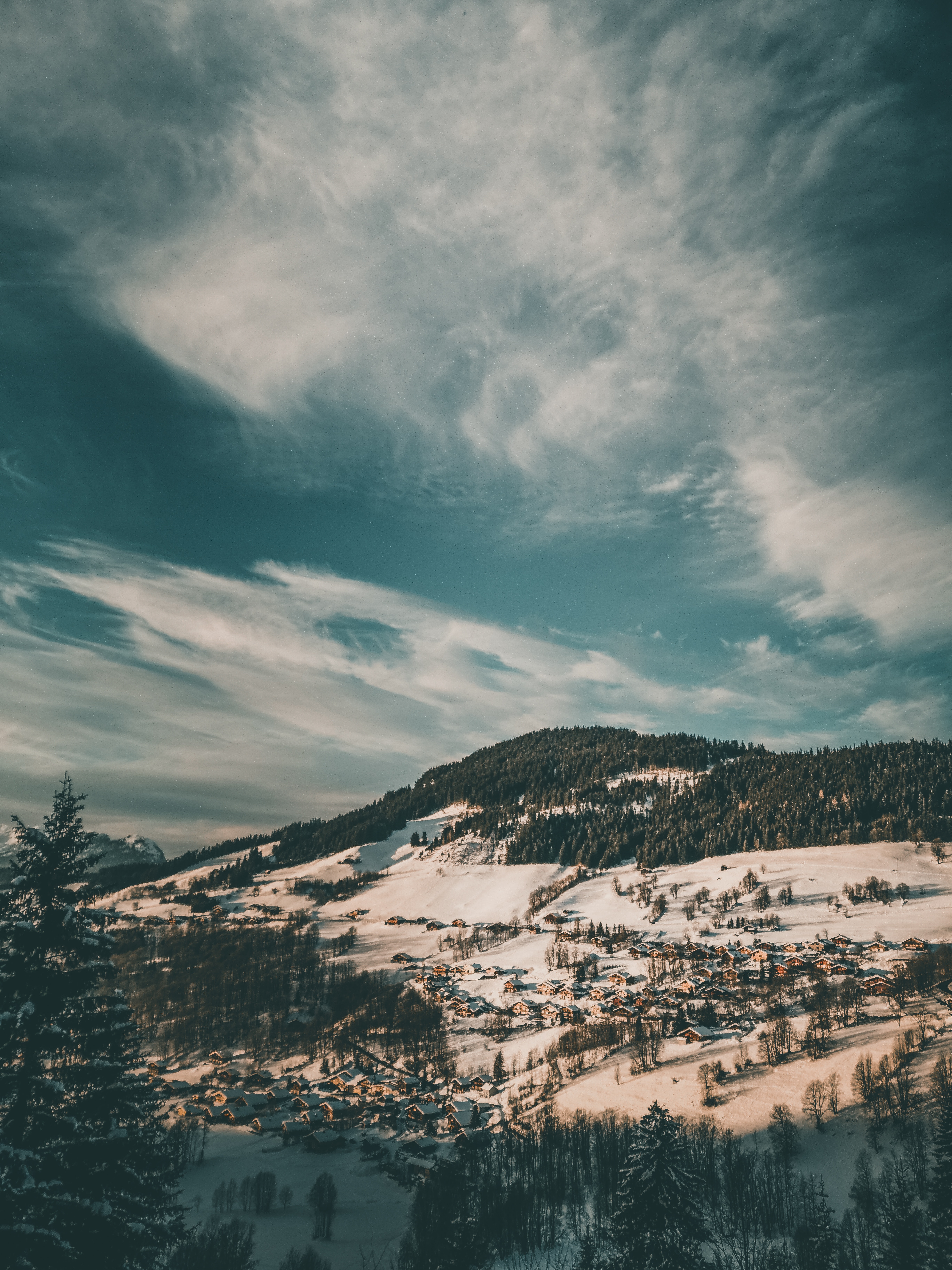 126892 télécharger l'image hiver, nature, nuages, neige, vue d'en haut, vue d’en haut, village, les bois, échafaudage - fonds d'écran et économiseurs d'écran gratuits