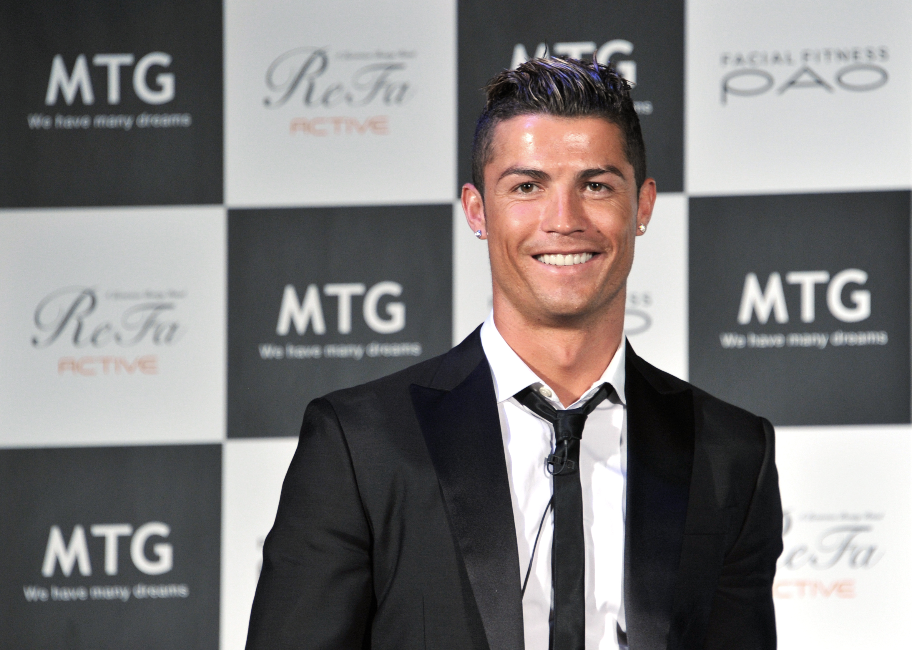 Descarga gratuita de fondo de pantalla para móvil de Fútbol, Cristiano Ronaldo, Traje, Deporte, Portugués.