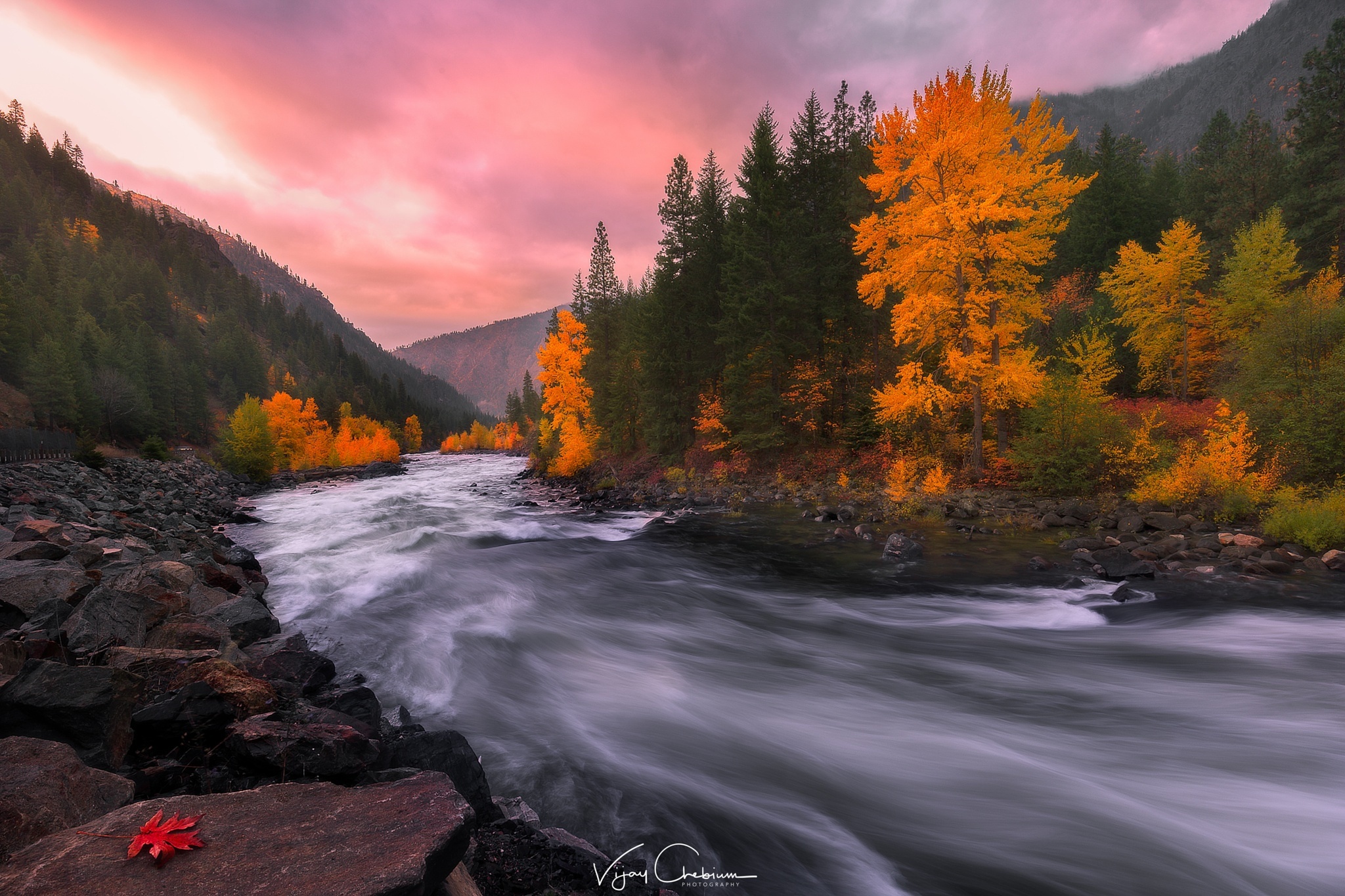 Скачать картинку Река, Осень, Гора, Лес, Дерево, Земля/природа в телефон бесплатно.