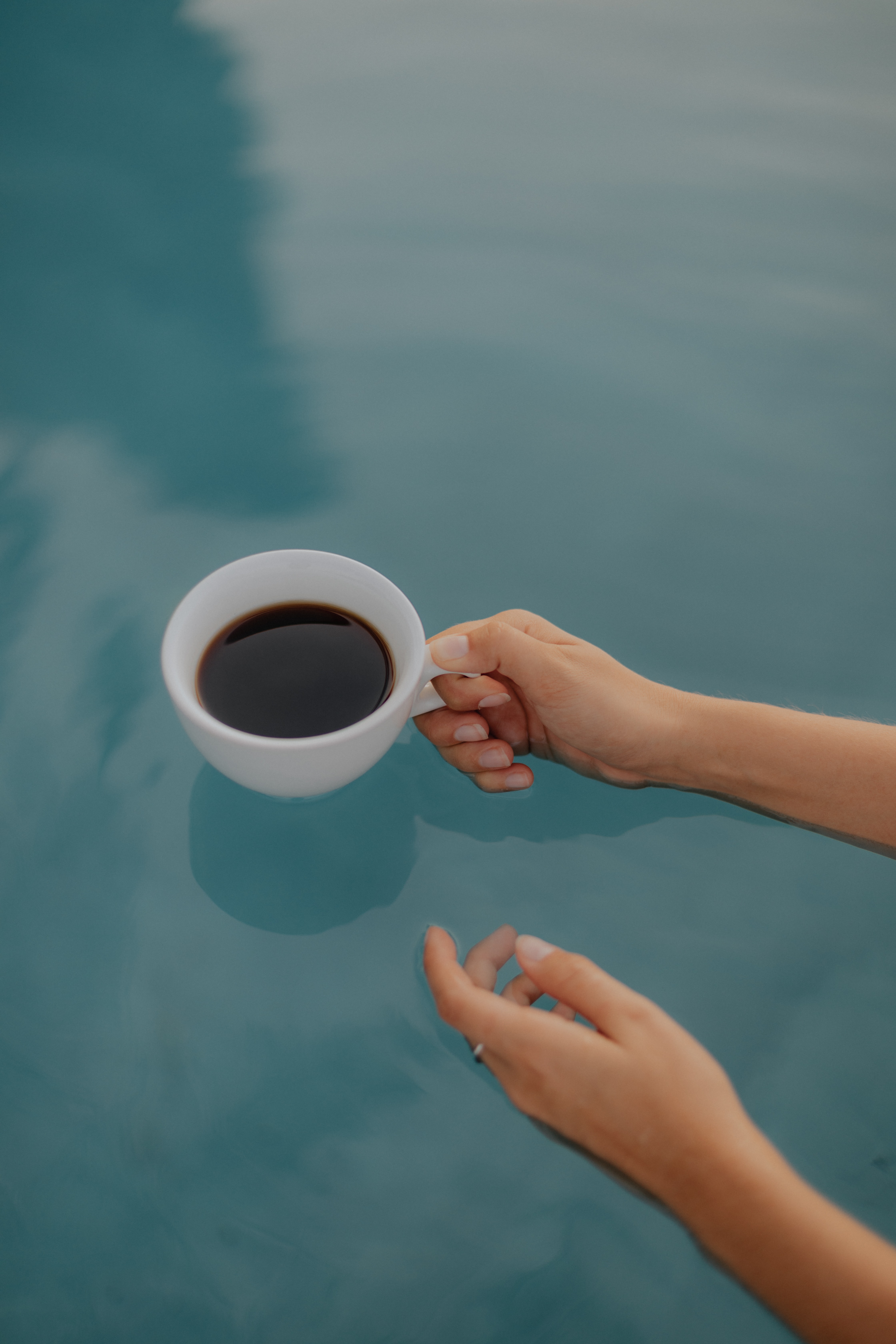 Handy-Wallpaper Wasser, Coffee, Verschiedenes, Sonstige, Tasse, Hände, Eine Tasse kostenlos herunterladen.