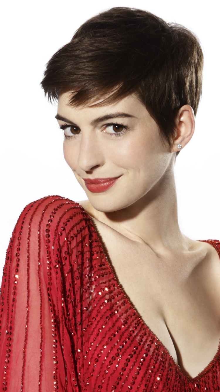 Download mobile wallpaper Anne Hathaway, Smile, Brunette, American, Celebrity, Brown Eyes, Short Hair, Actress, Lipstick for free.