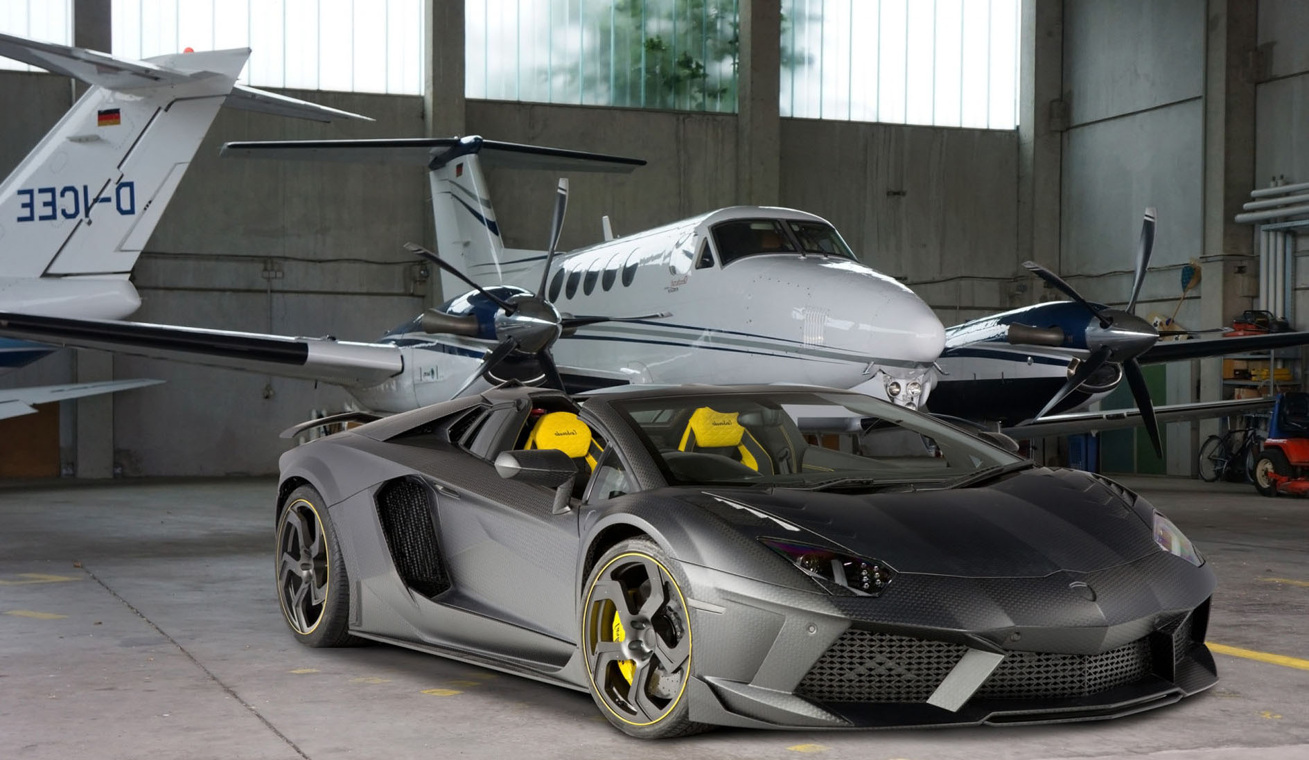 Скачати мобільні шпалери Lamborghini Aventador, Чорний Автомобіль, Суперкар, Ламборджіні, Літак, Транспортні Засоби, Автомобіль безкоштовно.