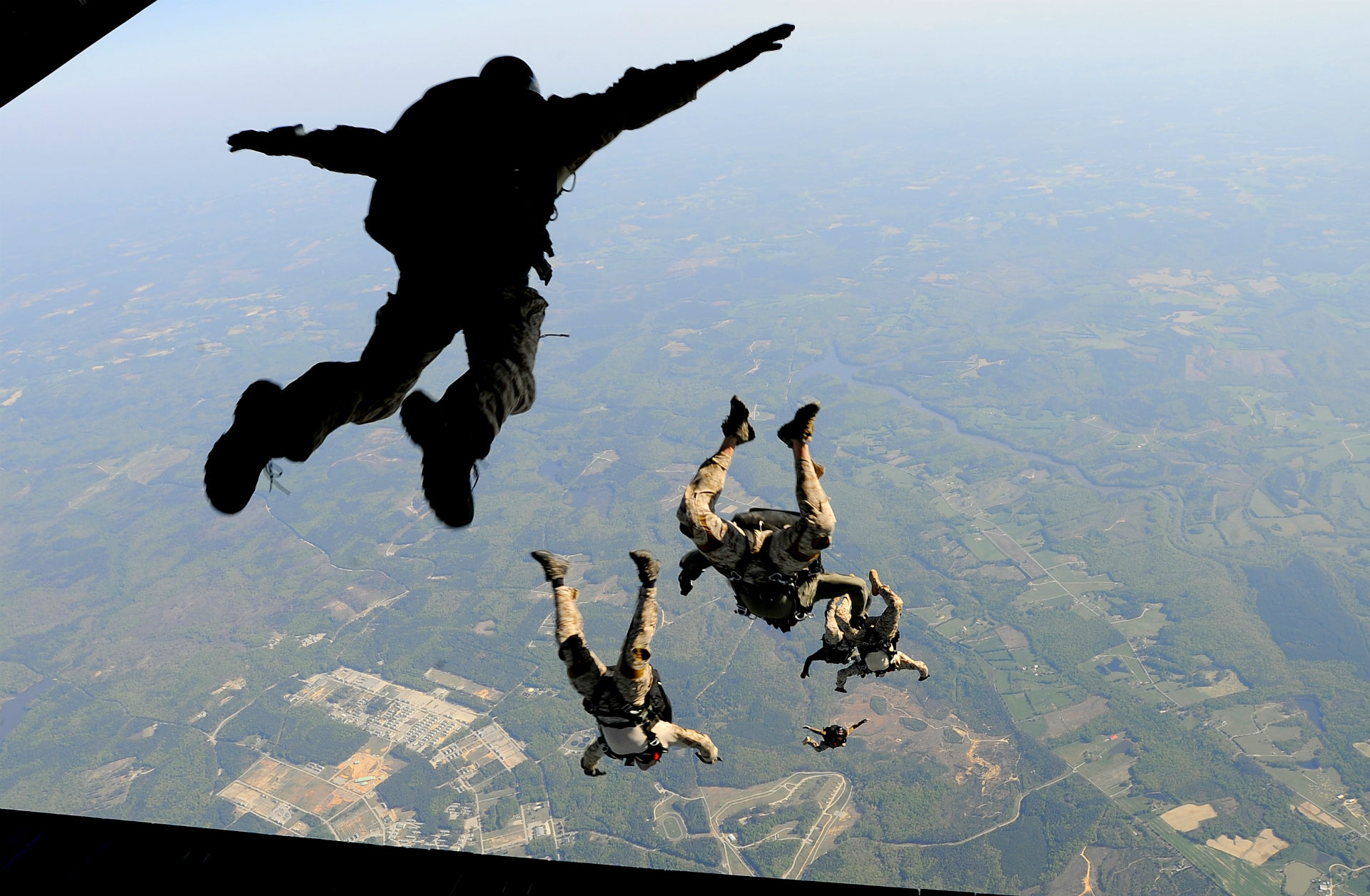 553304 скачать обои прыжки с парашютом, военные, солдат, аэроплан - заставки и картинки бесплатно