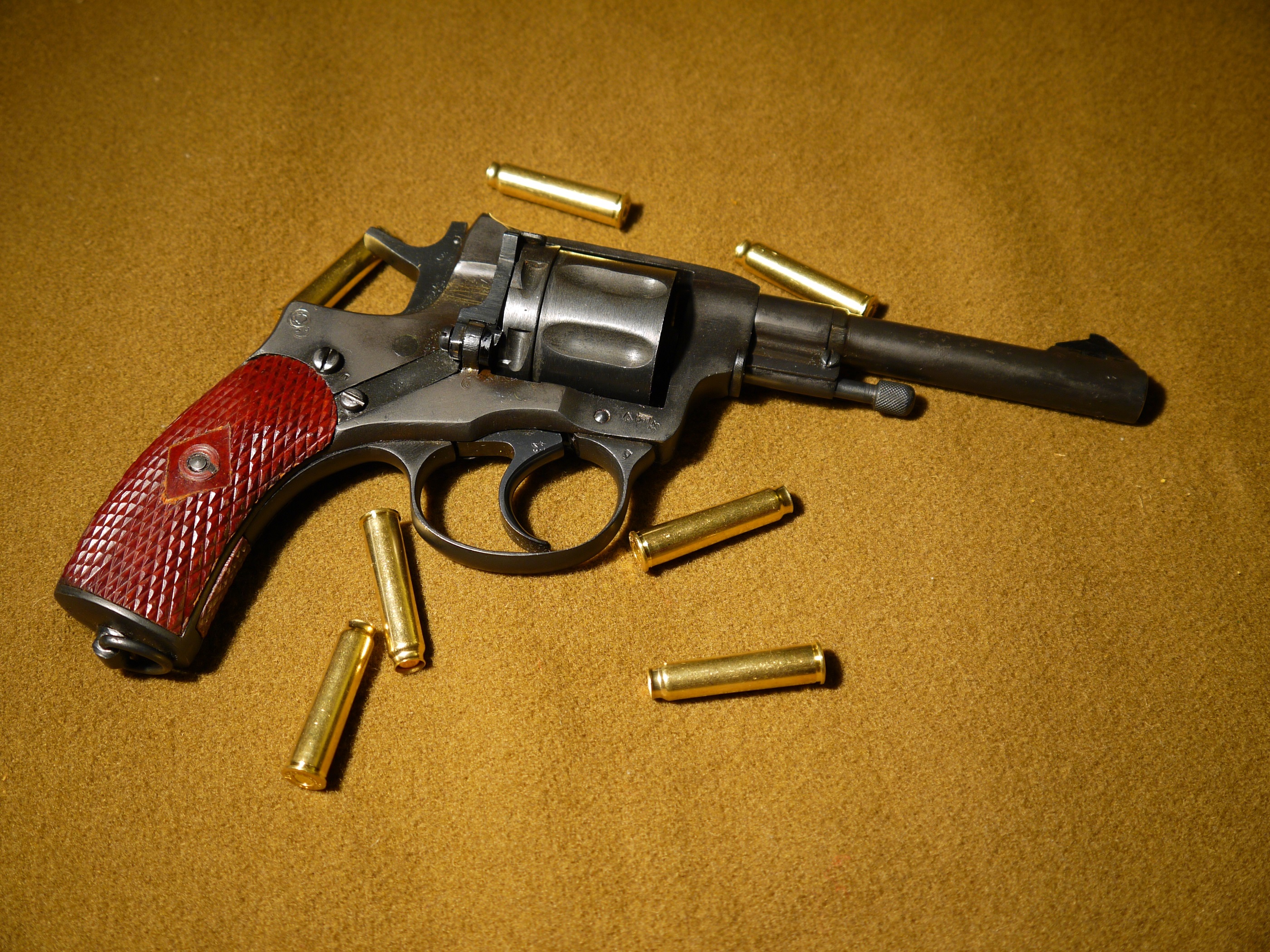 Laden Sie das Waffen, Nagant M1895 Revolver-Bild kostenlos auf Ihren PC-Desktop herunter