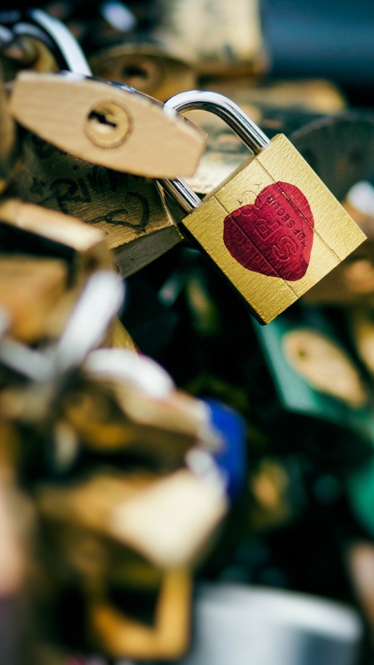 Download mobile wallpaper Lock, Blur, Close Up, Heart, Romantic, Man Made for free.