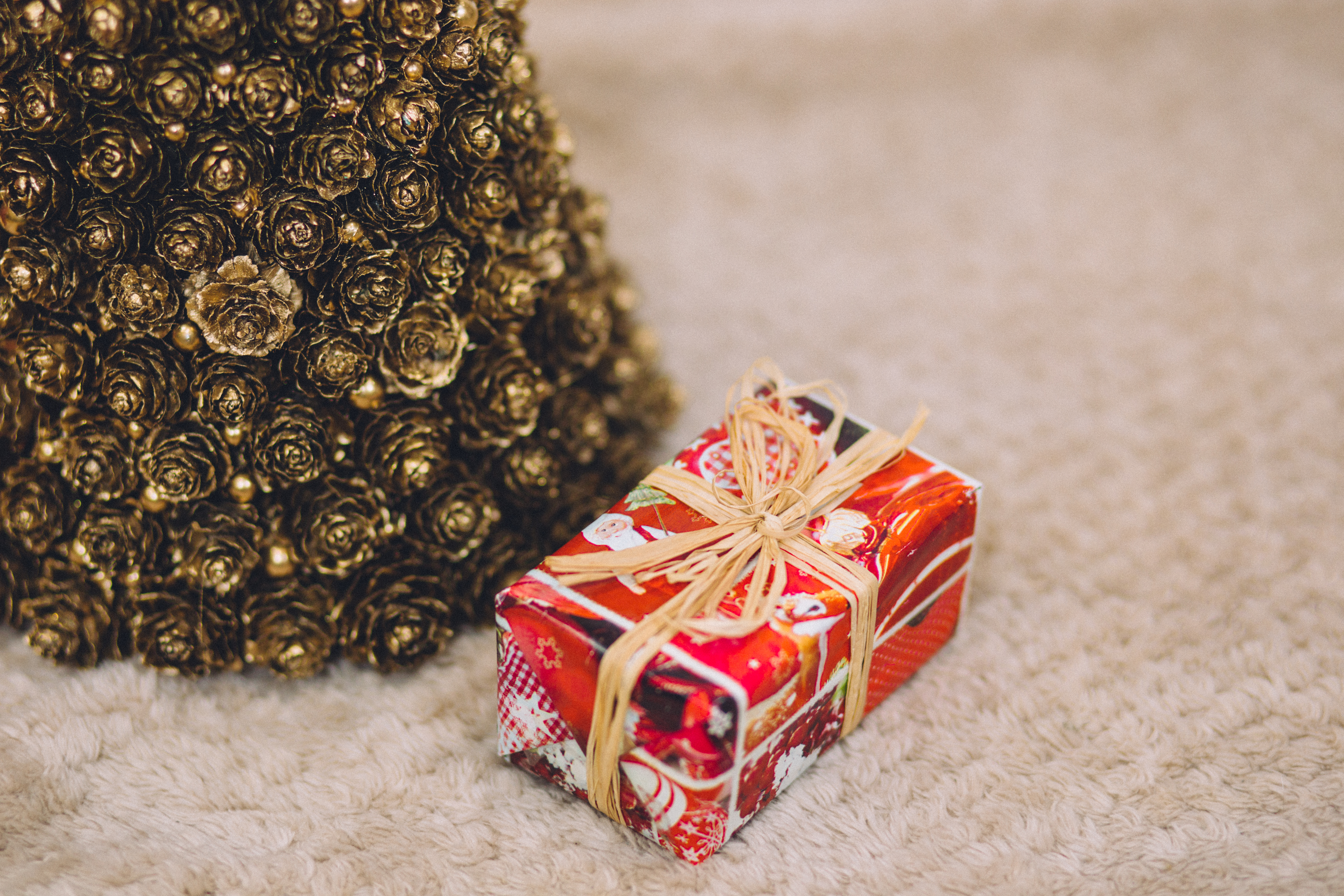 Handy-Wallpaper Neues Jahr, Box, Vorhanden, Geschenk, Dekoration, Feiertage, Neujahr, Weihnachten kostenlos herunterladen.
