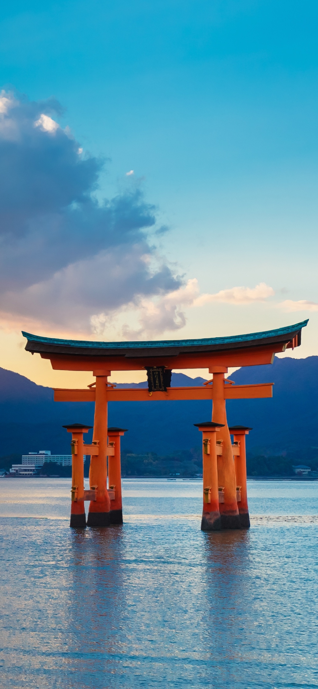 1358057 Bildschirmschoner und Hintergrundbilder Itsukushima Tor auf Ihrem Telefon. Laden Sie  Bilder kostenlos herunter
